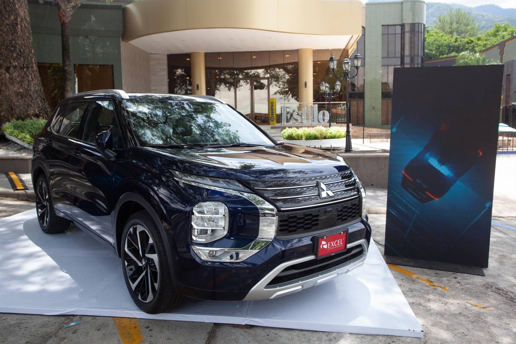 Exhibición del Mitsubishi Outlander 2024 de Excel 