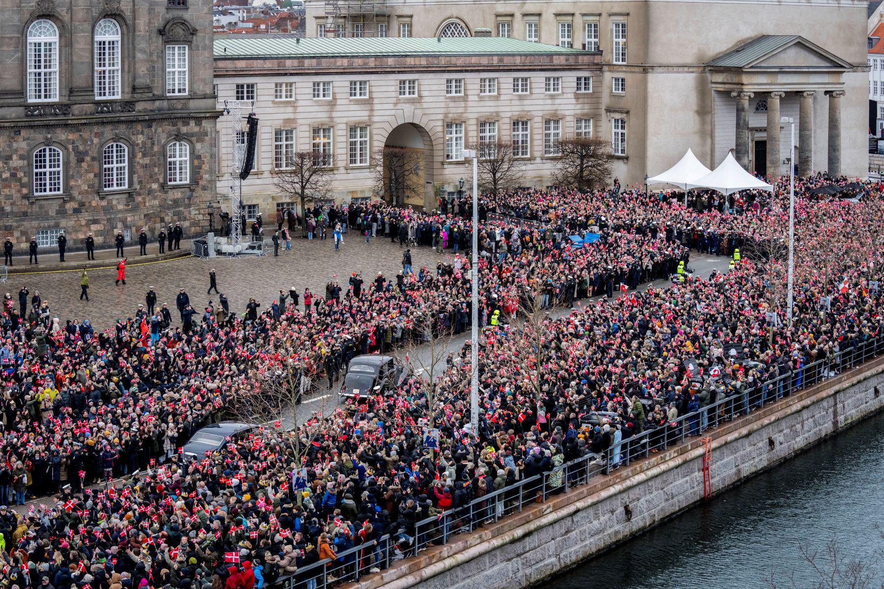 Las multitudes saludan a Federico y Mary que se conducen en el Krone 1 del Amalienborg Castle al castillo Christiansborg para la proclamación.