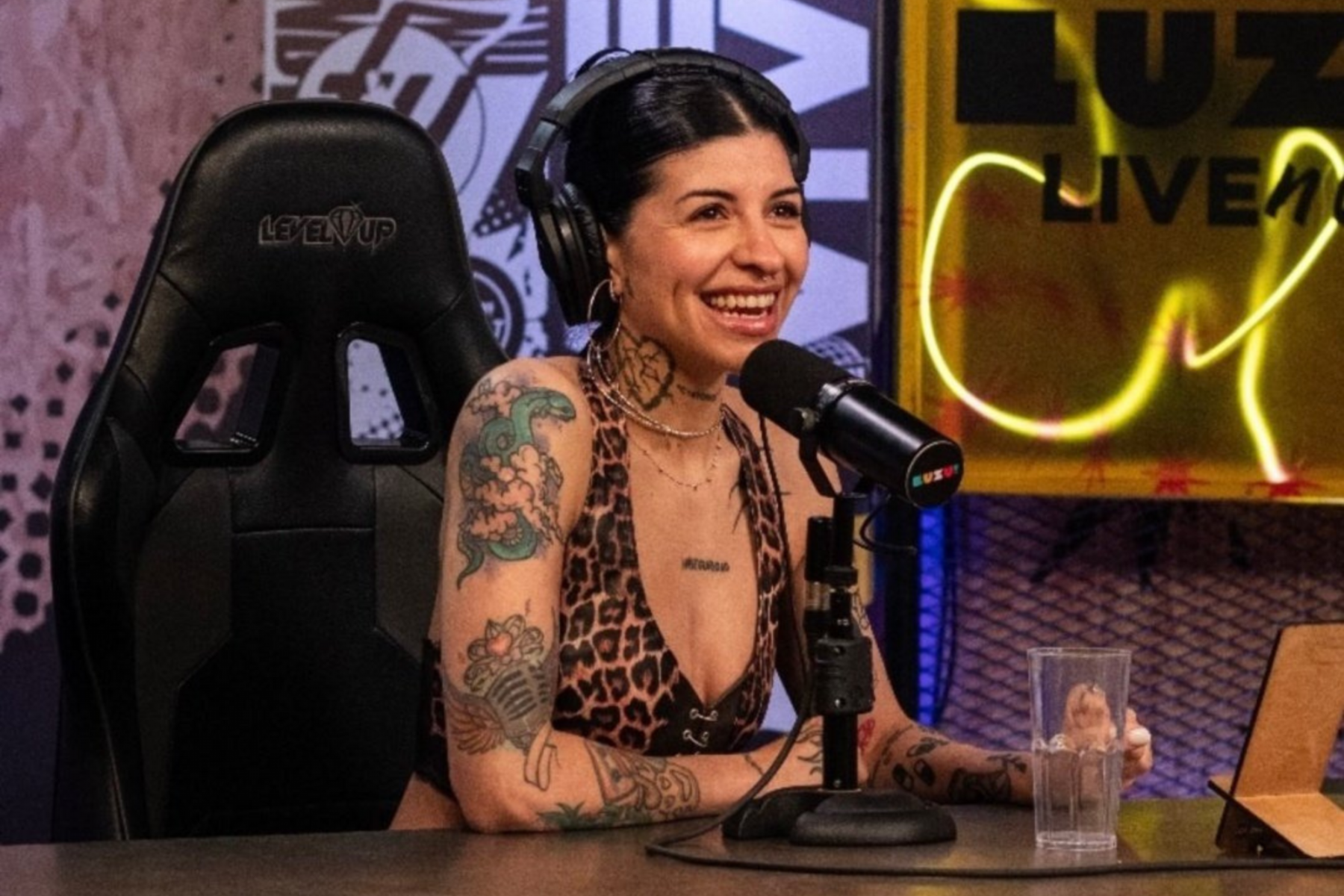La cantante argentina comentó que fue a través de los medios de comunicación y redes sociales que se enteró de la relación de Nodal con Ángela, lo cual resultó ser una sorpresa impactante y difícil de procesar.