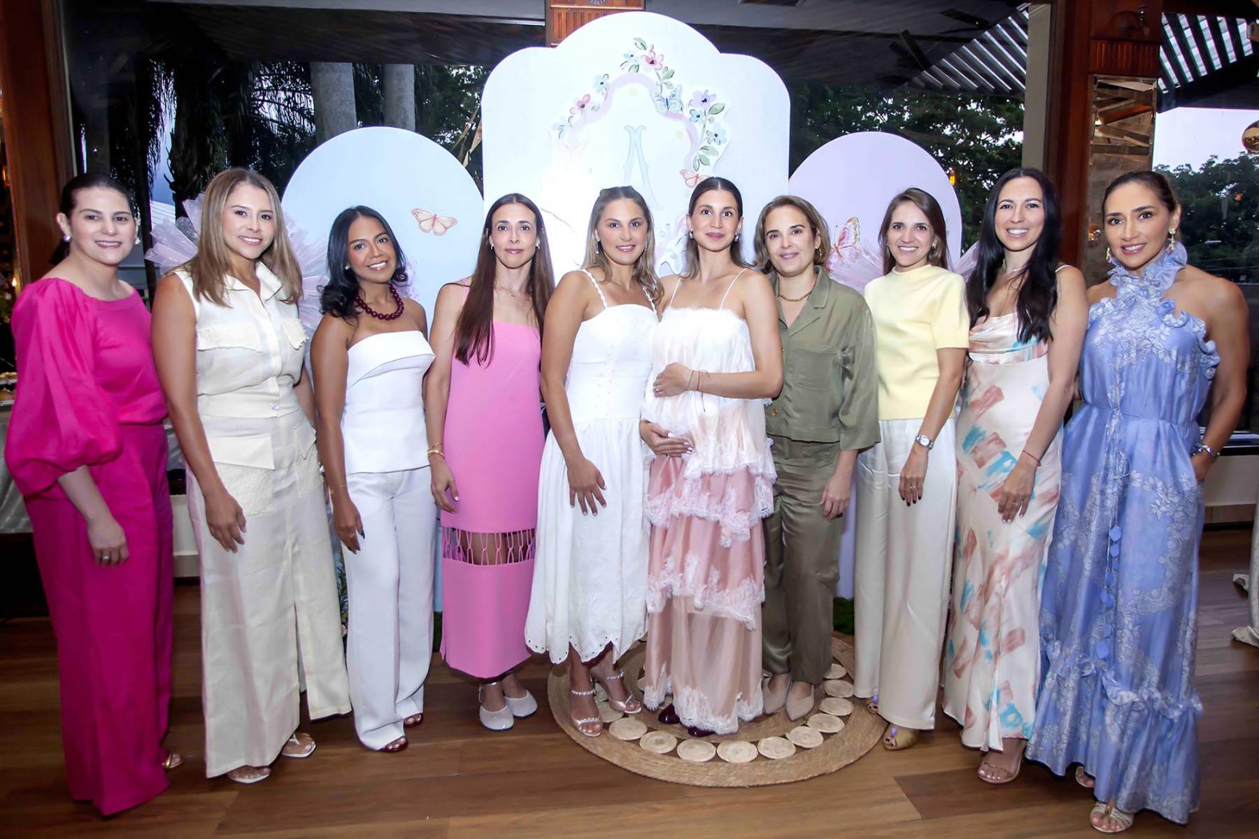 Margarita Flores, Francis Sacasa, Paola Rodríguez, Alejandra Espinoza, la agasajada Andrea Mainardi de Sadrzadeh, Male Sabillon, Ema de Marzuca, Pamela Bueso y Karla Villar.