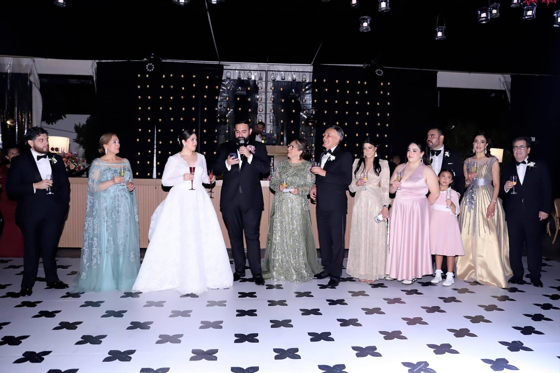 Los novios acompañados de sus familiares al momento de brindar 
