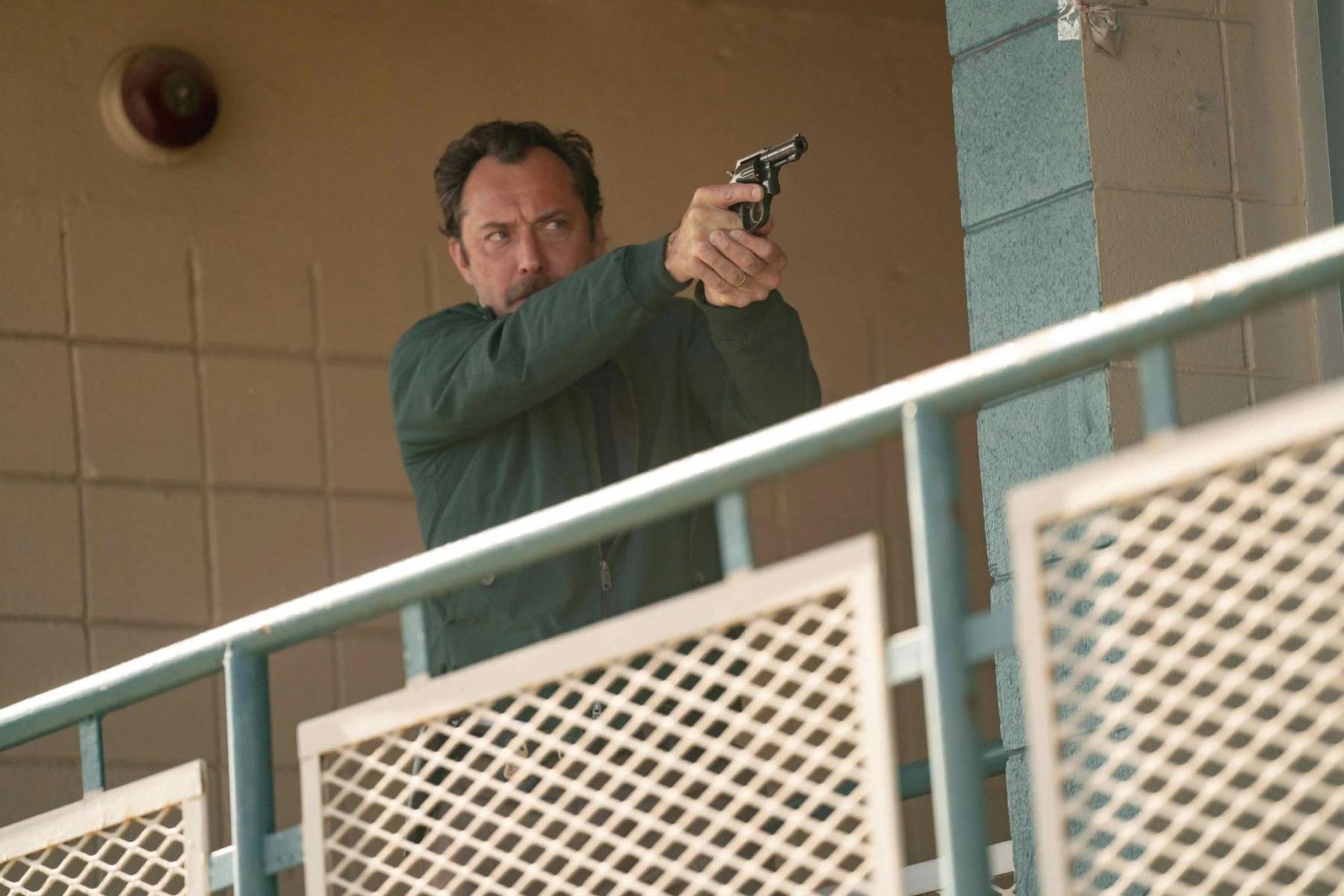 Jude Law produjo y protagoniza The Order, este thriller criminal ambientado en la década de 1980 sobre un grupo de supremacía blanca que un agente del FBI, el personaje de Law, sospecha está vinculado a una serie de crímenes en el noroeste del Pacífico. Nicholas Hoult interpreta al carismático líder del grupo en la película dirigida por Justin Kurzel, que se estrenará en cines en diciembre.