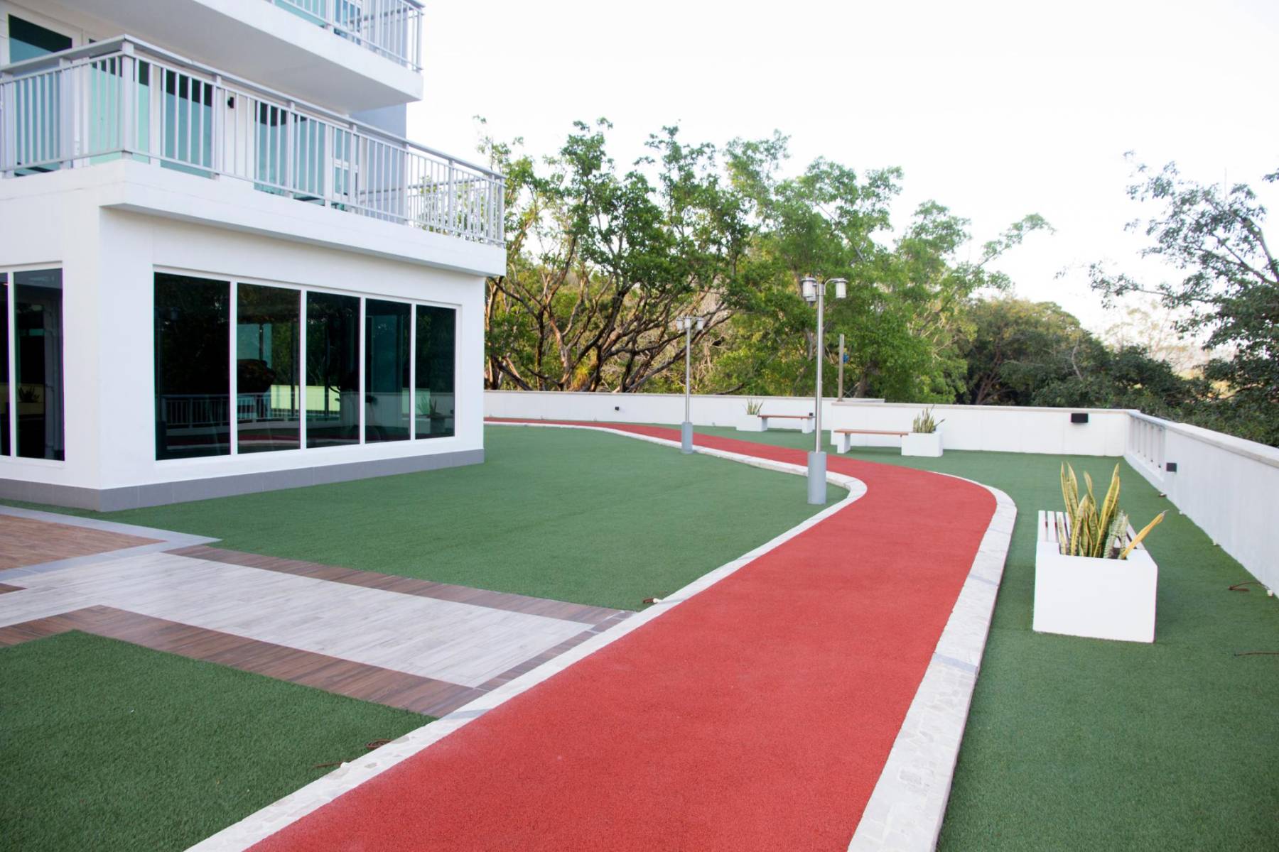 Alrededor del edificio en el piso 4to. hay una pista de atletismo.