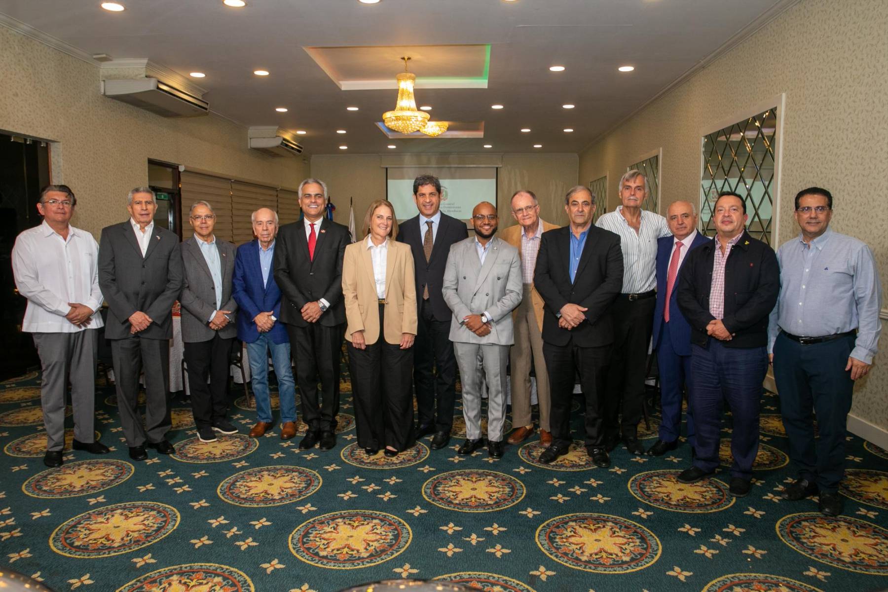 El Consulado General de la República Dominicana en San Pedro Sula, a cargo del cónsul Melinton Jiménez Salvador, y el Consulado Honorario en Roatán, Islas de la Bahía, dirigido por el cónsul José Roberto Dheming, ofrecieron una recepción a la que se dieron cita honorables cónsules e invitados especiales, quienes compartieron en un ambiente de amistad y camaradería.