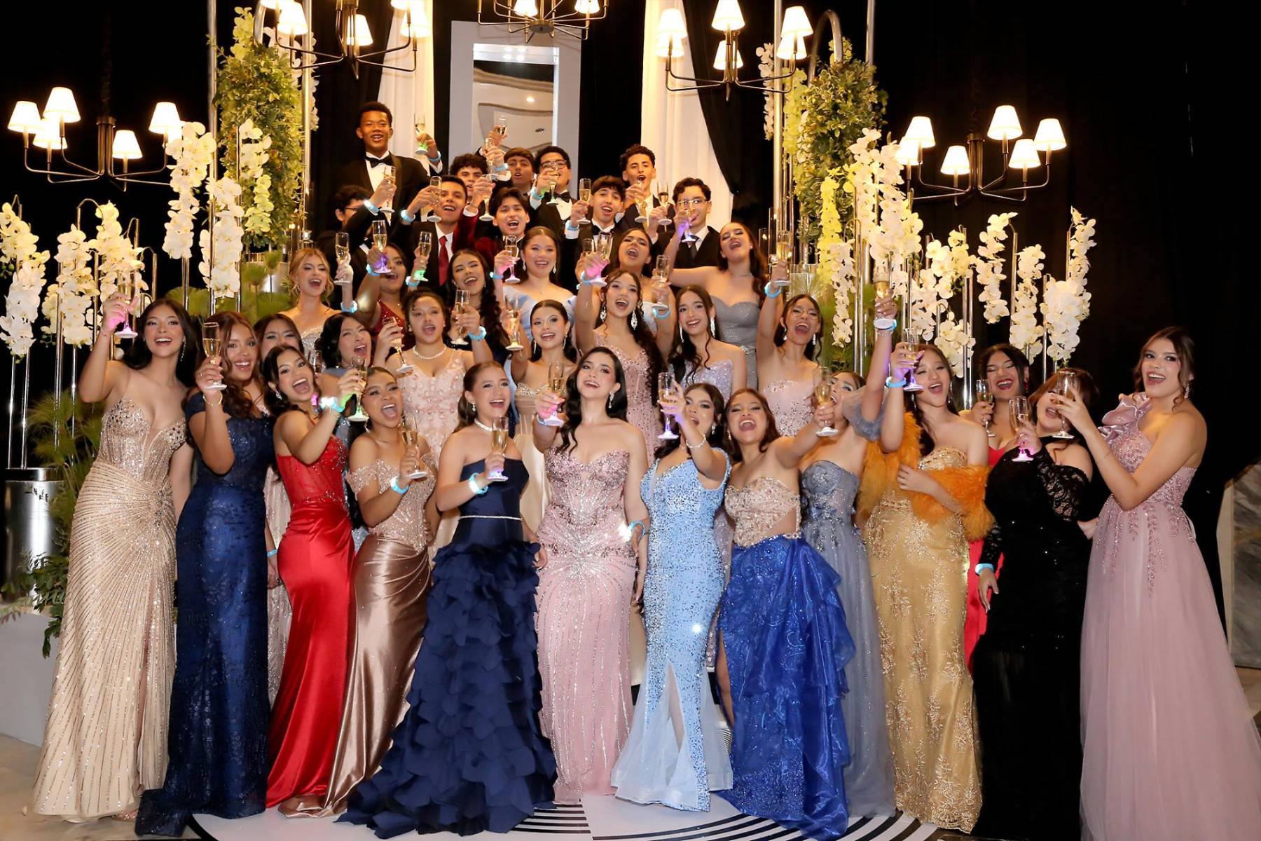 Entre sonrisas, alegría y mucha emoción los seniors 2026 de Mayan School disfrutaron de su prom night en el Centro de Convenciones del Hotel Honduras Maya en una noche llena de música, baile y recuerdos que quedarán en sus corazones. 
