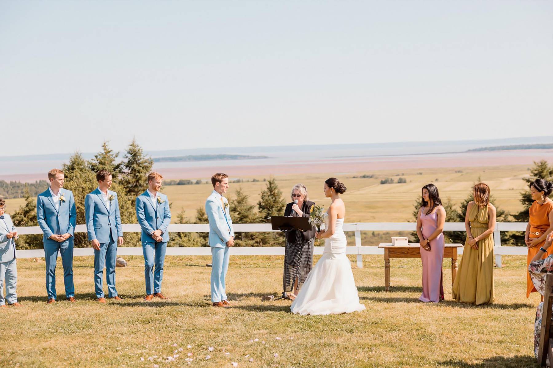 Atentos y enamorados. Los novios fueron declarados marido y mujer ante la presencia de familiares y cercanos amigos
