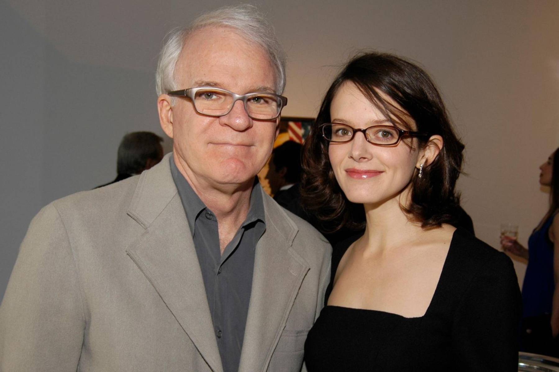 Steve Martin años, y Anne Stringfield se conocieron cuando ella era editora en The New Yorker y le asignaron verificar algunas de las comedias del actor. Hablaron por teléfono por un año completo antes de conocerse en persona, se casaron en 2007 y tienen una hija. La pareja se lleva 26 años de diferencia.