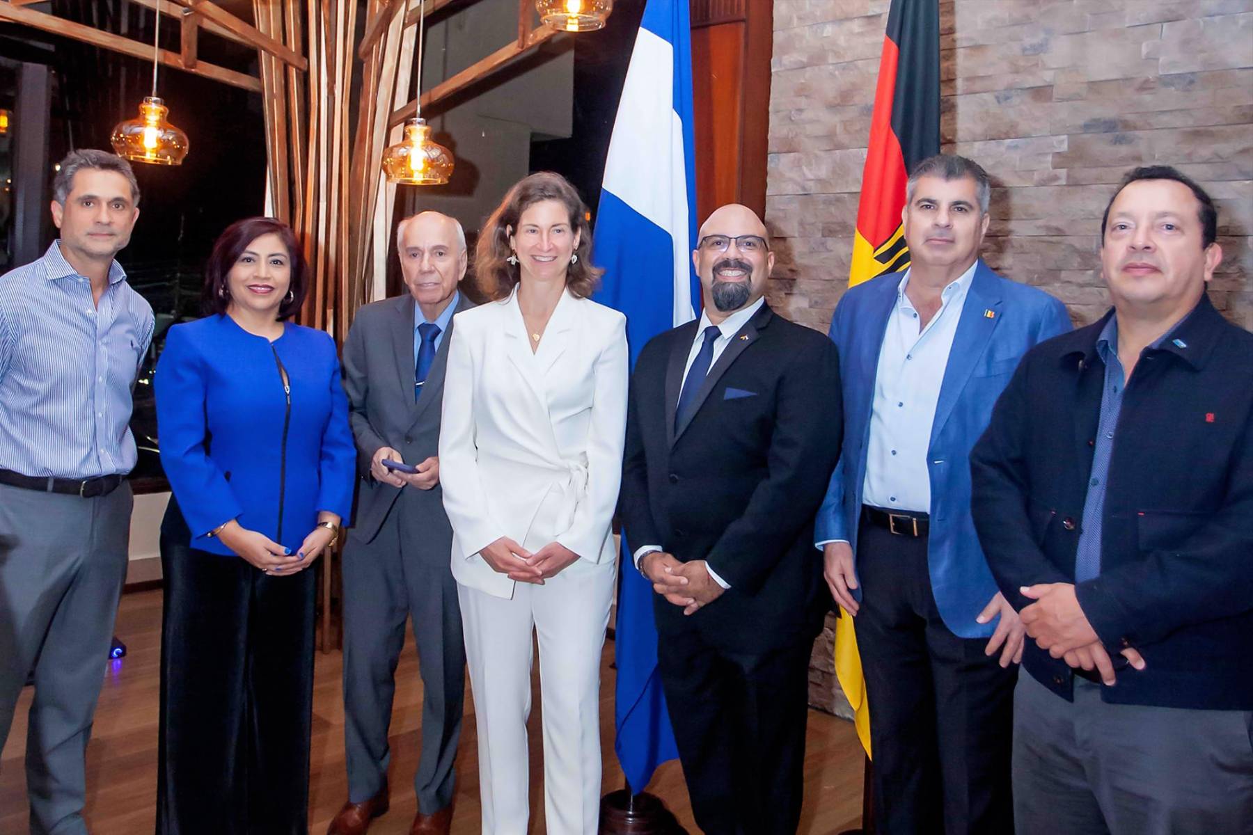Roberto Bizzarri, Tania Hernández, Maurizio Chiovelli, Daniela Vogl, Dieter Fertsch Suazo, Alex Canahuati y Huberto Salgado.