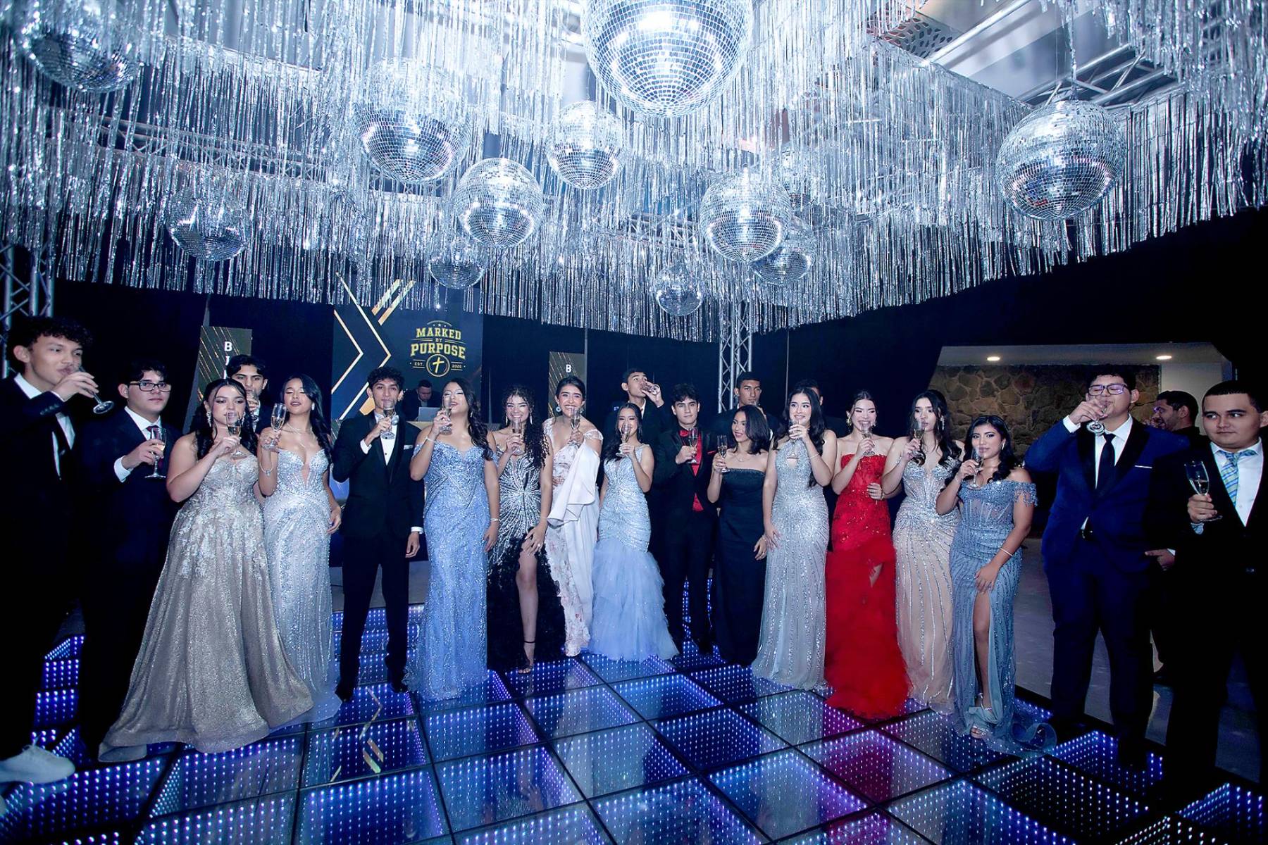  La generación 2026 de Ágape Christian Academy, se mantuvieron unidos en su última noche de hermandad estudiantil. 