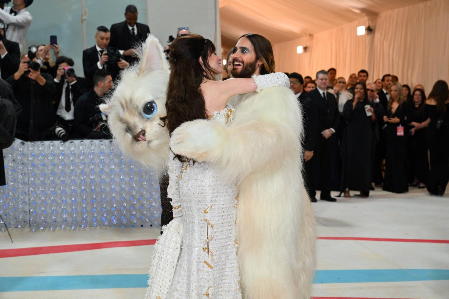 Anne Hathaway y Jared Leto 