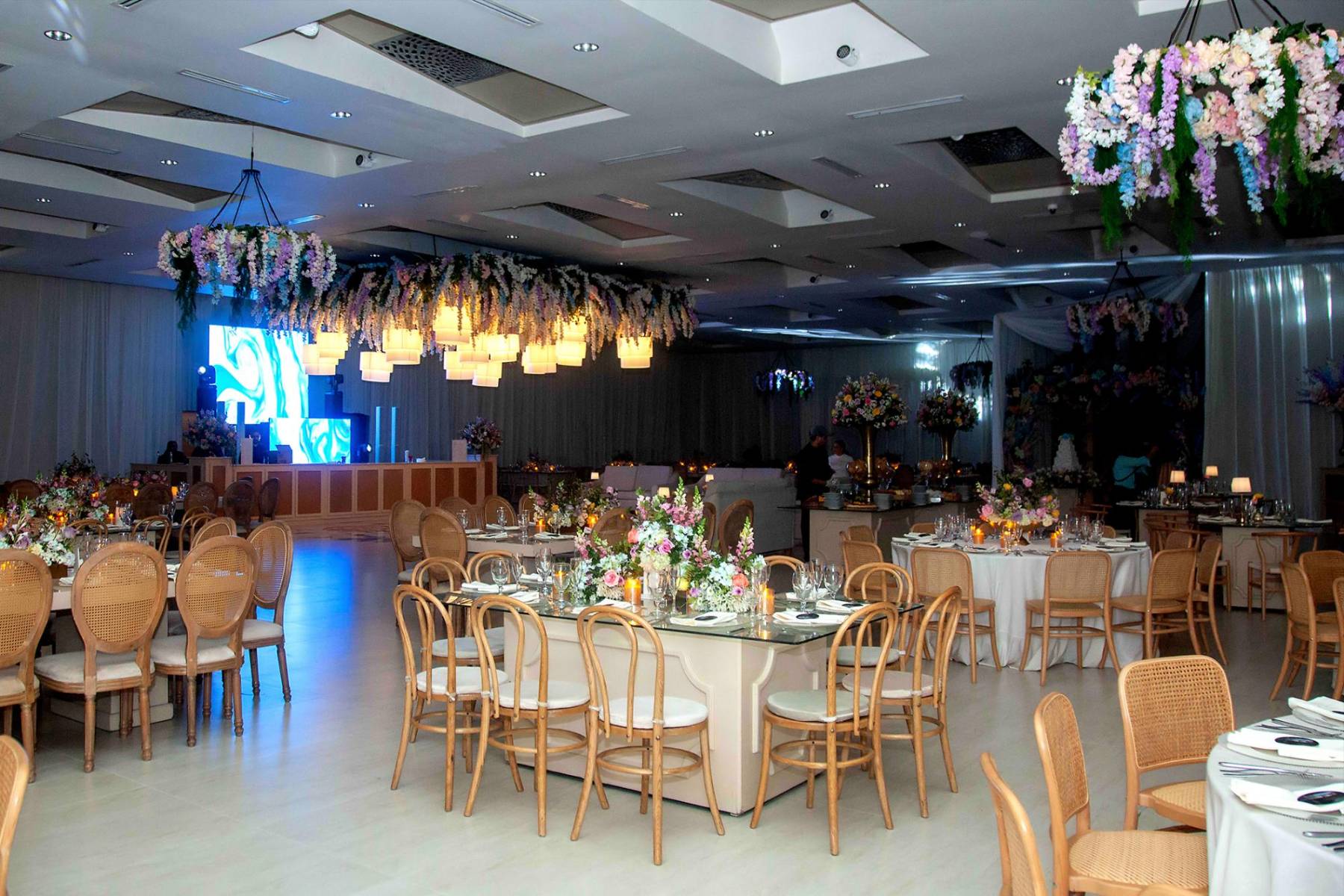 Mesas redondas con detalles naturales fueron parte del ornato del festejo