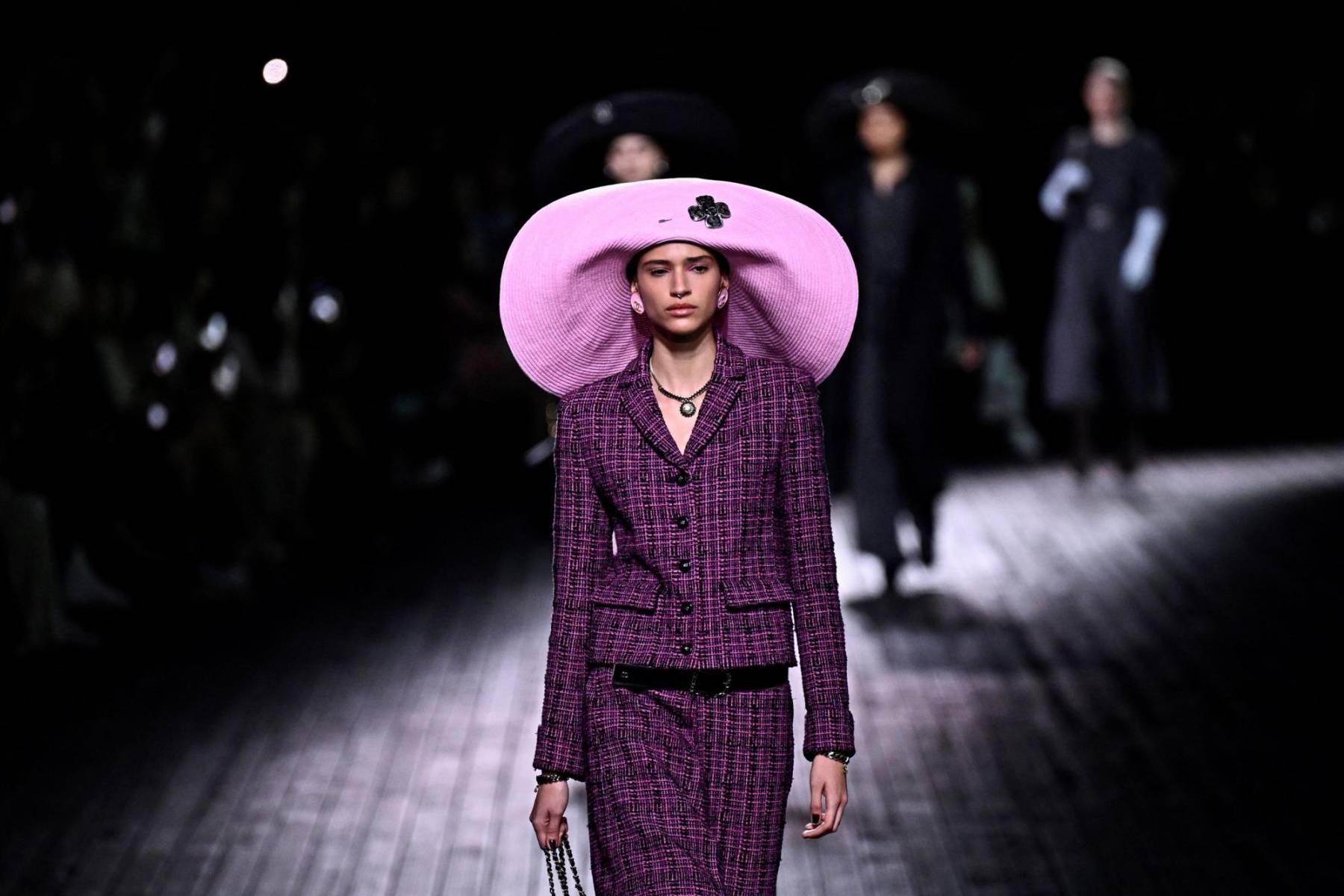 Fue en Deauville, elegante estación balnearia al borde del Canal de la Mancha, donde Gabrielle <b>Chanel</b> abrió en 1912 su primera boutique donde vendía un accesorio muy apropiado en la ventosa Normandía... el sombrero de playa.
