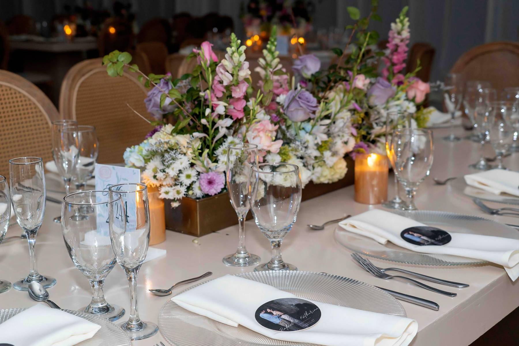 Hermosos arreglos con rosas, boca de dragón, margaritas y hortensias, adornaron las mesas rectangulares y circulares desplegadas en el salón