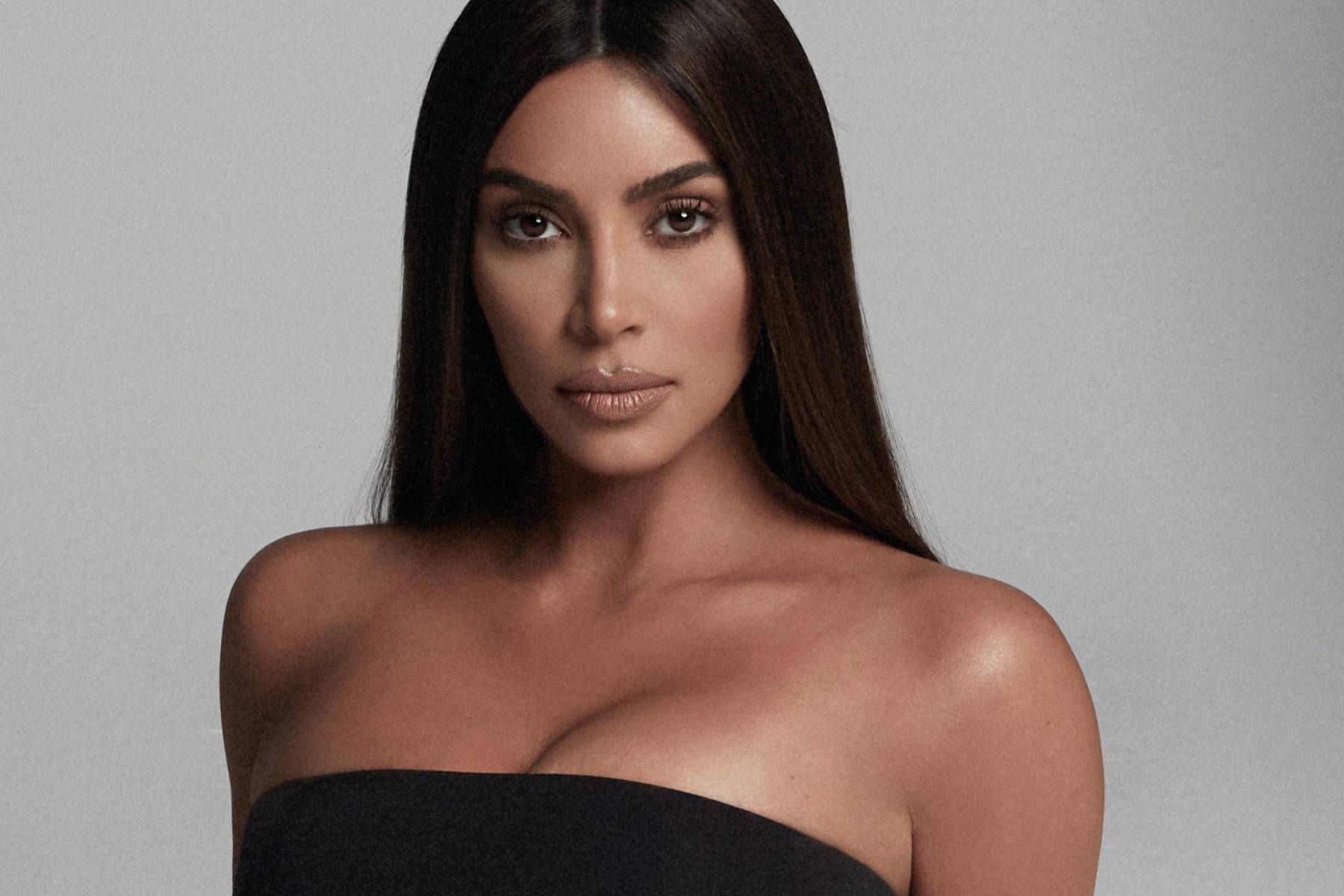 Nadie ha sacado más provecho de la fama de estrella de reality que Kim Kardashian, quien se ha convertido en multimillonaria gracias a sus marcas de belleza y ropa. Su línea de fajas Skims fue valorada en 4 mil millones de dólares y vendió el 20% de la compañía de maquillaje KKW Beauty a Coty en 2020 por 200 millones de dólares. Desde entonces, cerró KKW Beauty. Actualmente tiene una fortuna de 1.7 mil millones dólares.