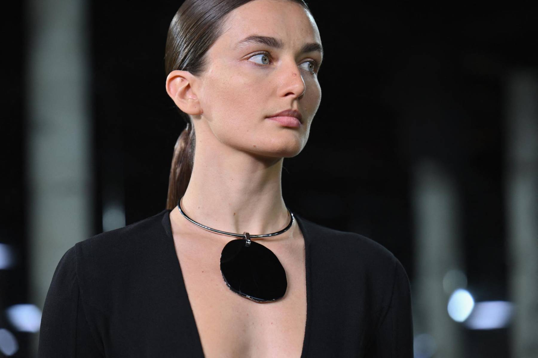 Collares de maxi colgantes circulares para un efecto minimalista son parte de la propuesta