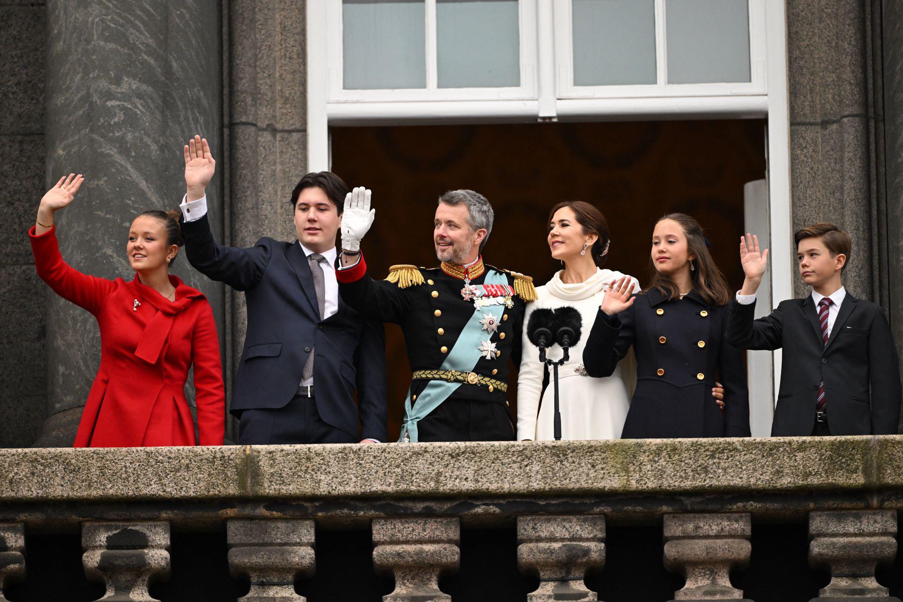 La familia real danesa. La princesa Isabella; el heredero al trono, Christian; Federico X y la reina consorte Mary; Josephine y Vincent 