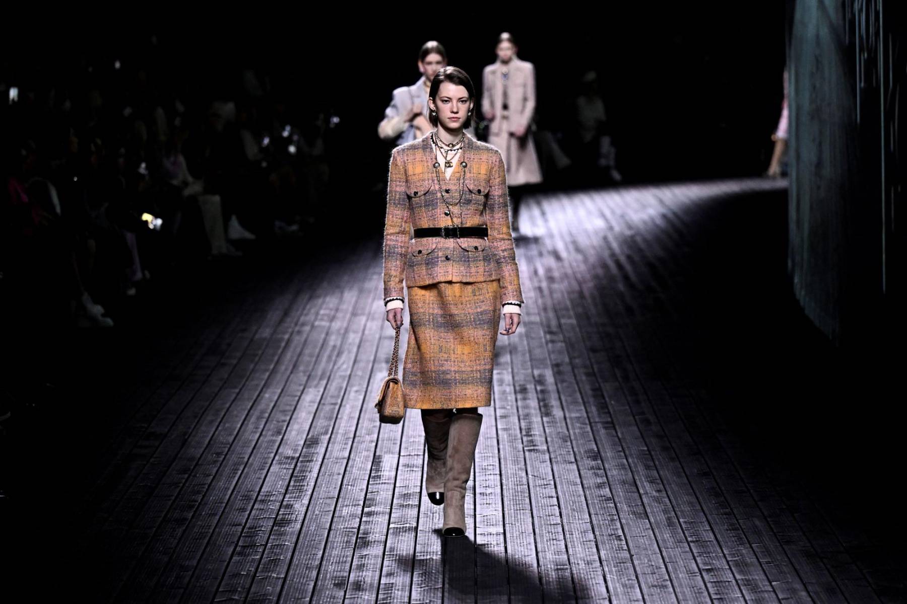Traje de falda y pantalón en tweed multicolor para dar una pincelada de alegría al invierno