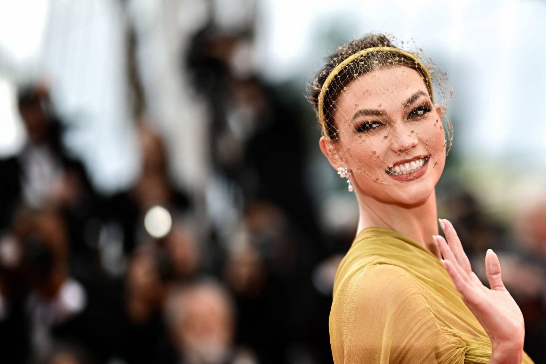 Karlie Kloss presume radiante su embarazo en Cannes