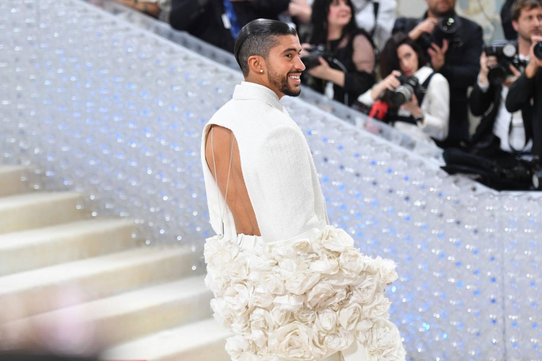 Bad Bunny.No hay reglas para Benito. Su approach a la moda es disruptivo, libre y lleno de referencias culturales. En la Met, es garantía de innovación, transgresión y ese sabor latino que le da identidad a cada look. 