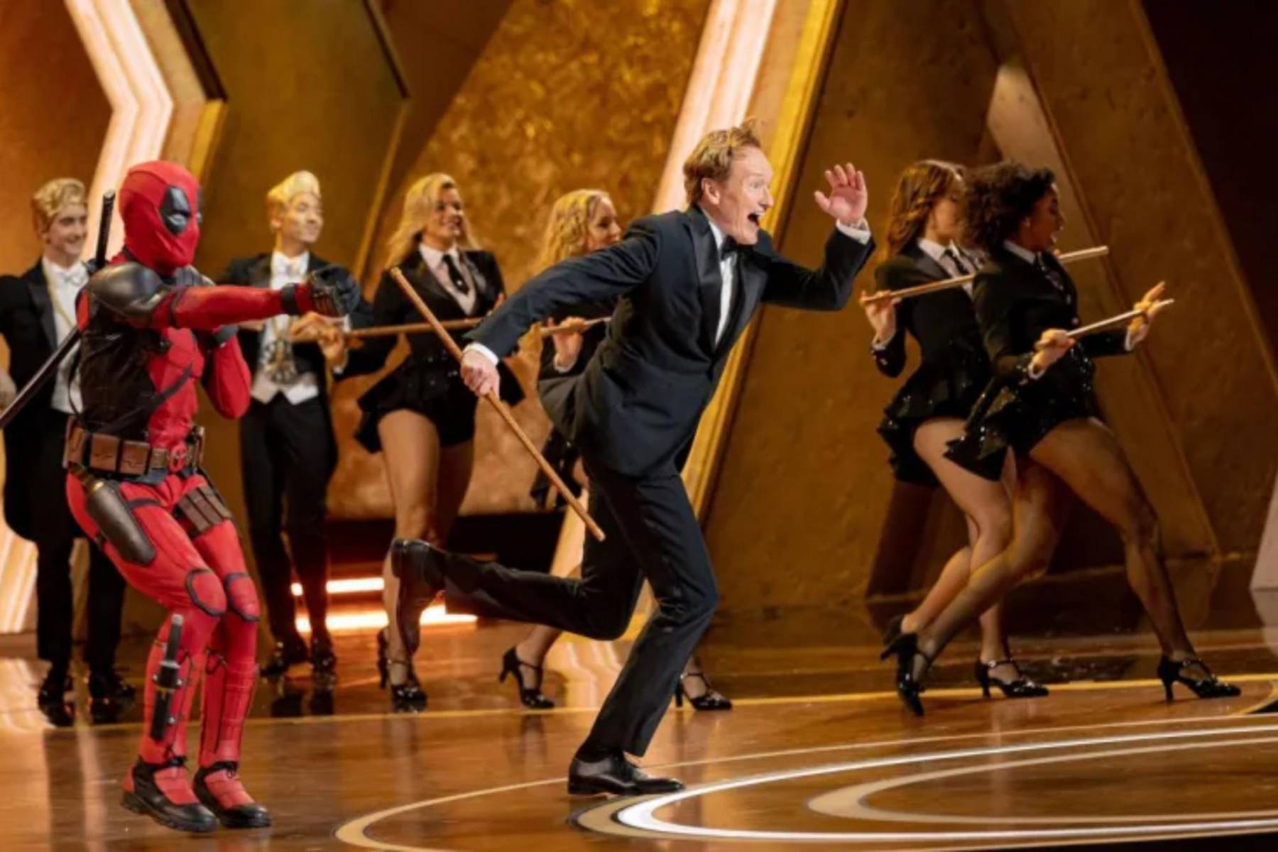 Conan O’Brien protagoniza un espectáculo musical donde Deadpool deslumbra con su baile y un Sandworm de <i>Dune: Parte 2</i> sorprende tocando el piano.