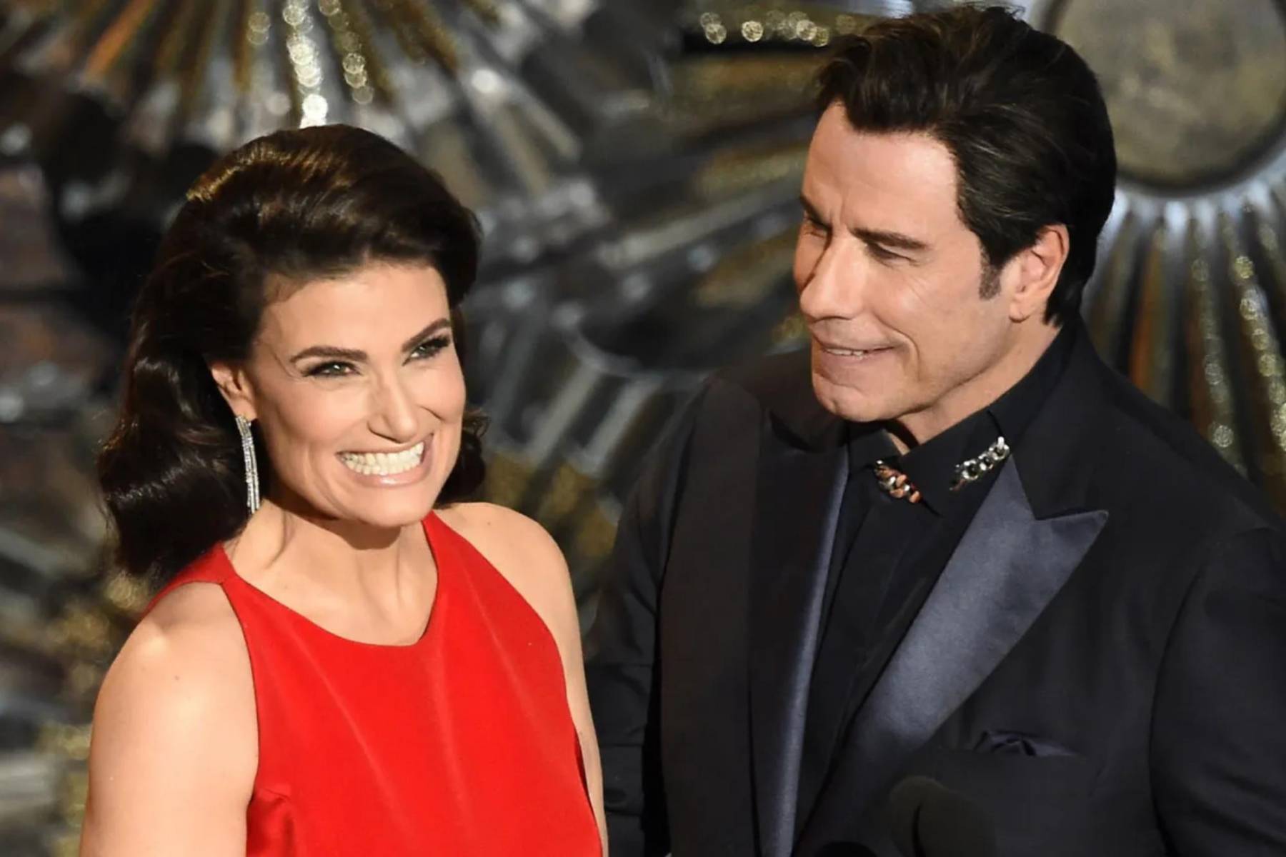 <b>La equivocación de John Travolta con Idina Menzel (2014)</b>John Travolta presentó a Idina Menzel como “Adele Dazeem”, un error de pronunciación que se volvió viral y generó memes por años.