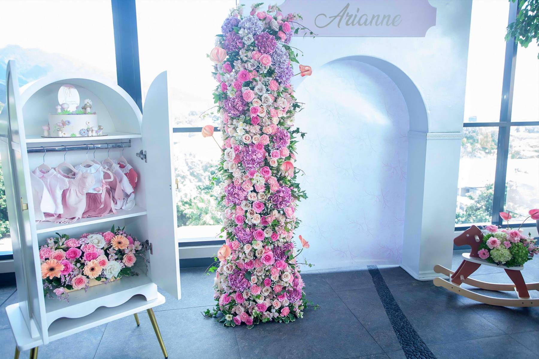 Armario y un background con el nombre de Arianne, adornado con flores naturales