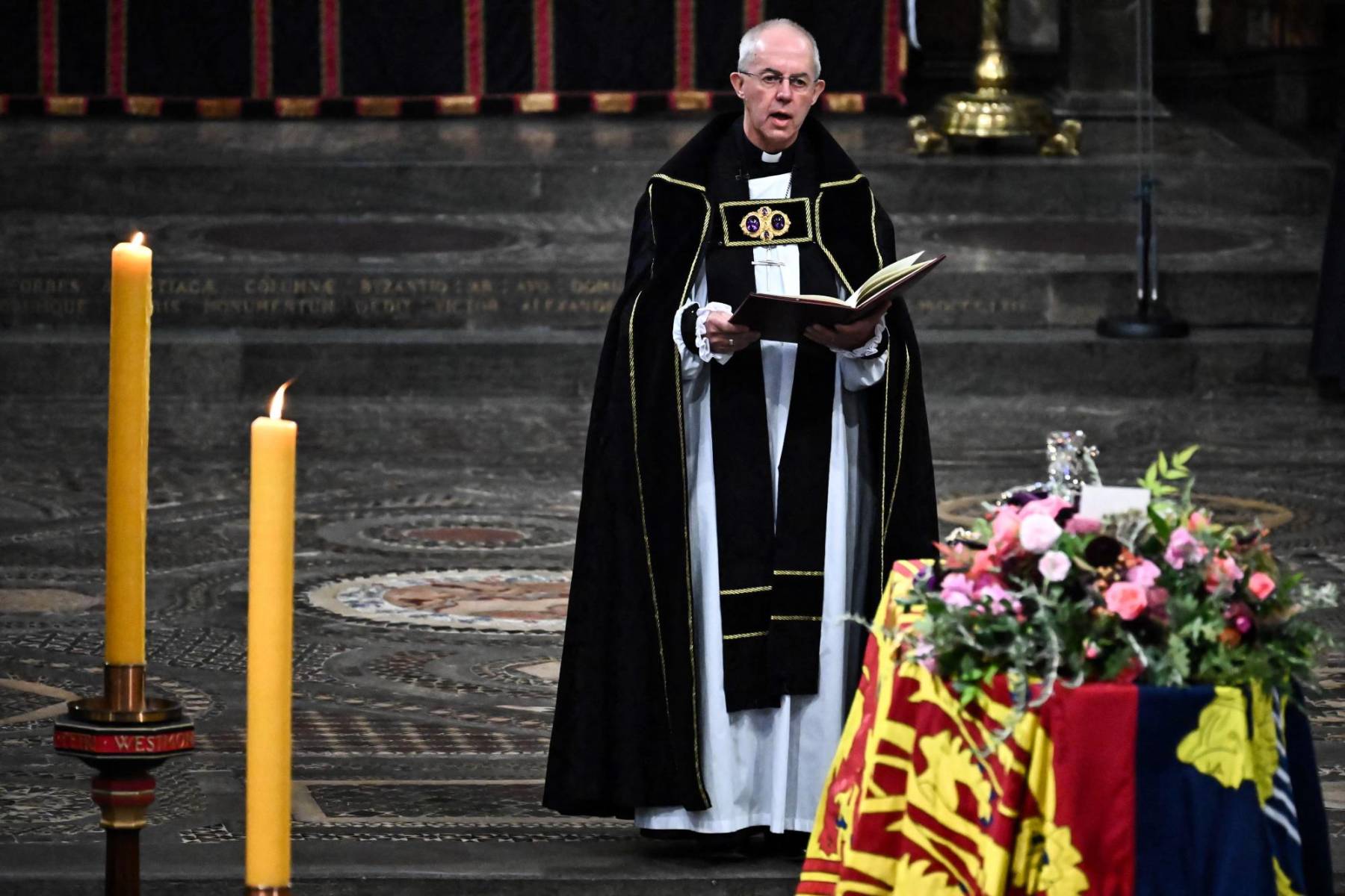 El arzobispo de Canterbury Justin Welby dirigió el servicio en el que dijo, “Su Majestad declaró famosamente en una emisión por su 21 cumpleaños, que toda su vida estaría dedicada a servir a la nación y a la Commonwealth. Pocas veces una promesa así se ha cumplido tan bien, pocos líderes reciben la efusión de amor que hemos visto”. (Photo by Ben Stansall / POOL / AFP)