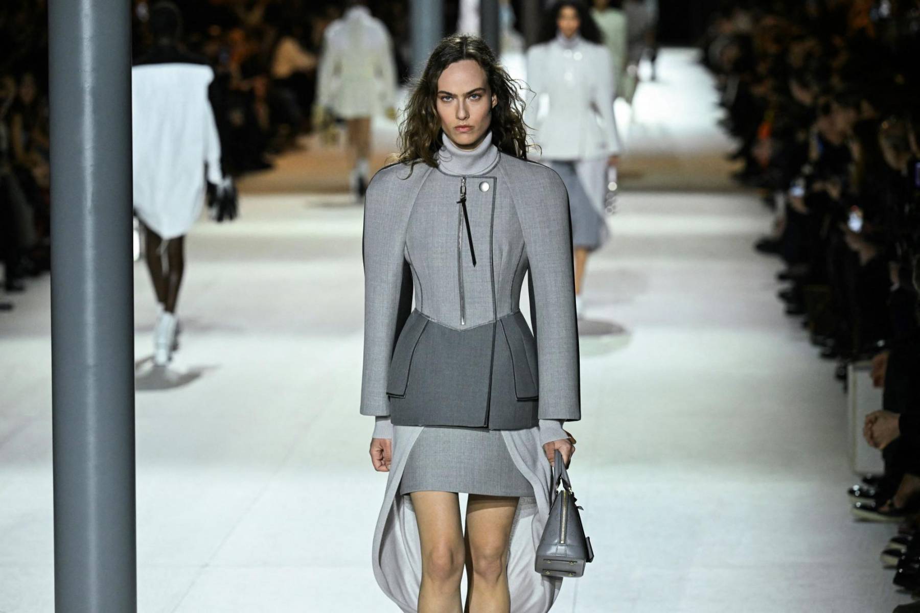 Cortes limpios y perfectos, siluetas futuristas y una exquisita paleta de grises definen la colección invernal