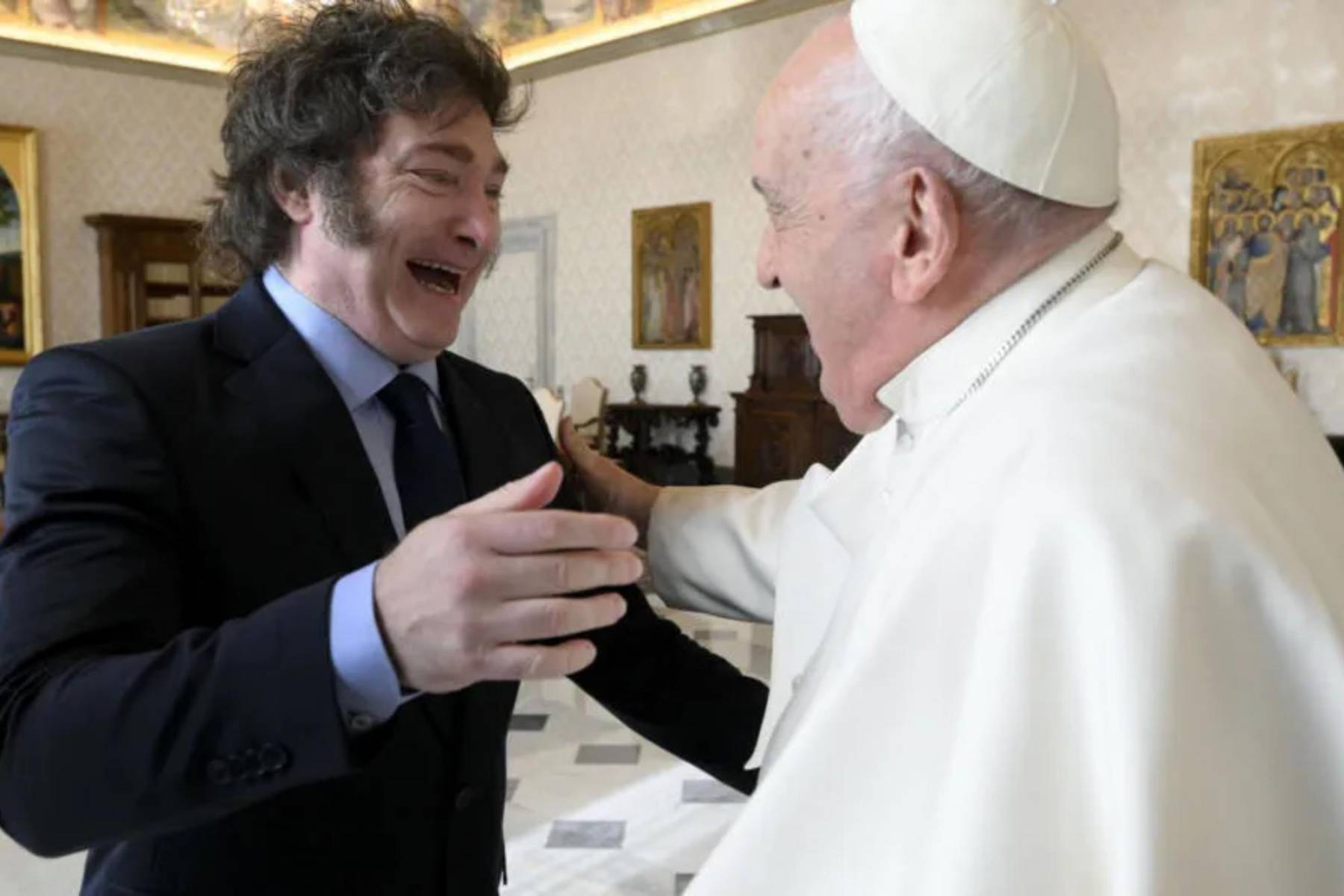 El gobierno de Argentina, encabezado por Javier Milei, lamentó la muerte del Papa Francisco, el primer argentino en liderar la Iglesia Católica. Destacó su entrega espiritual, su lucha por la vida desde la concepción, su impulso al diálogo interreligioso y su voluntad de acercar la fe a los jóvenes. Milei expresó sus condolencias a la familia Bergoglio y al pueblo católico argentino.