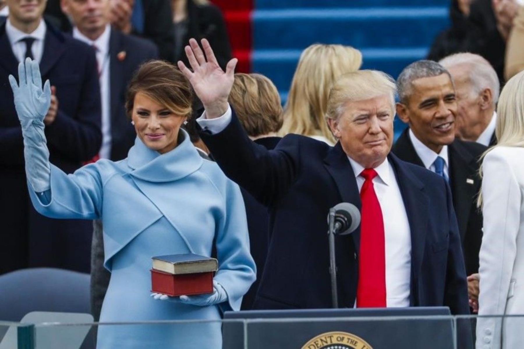 En 2017, Melania se convirtió en la Primera Dama de Estados Unidos, una posición que desempeñó de forma discreta y con una imagen cuidadosa, a menudo recibiendo críticas y especulaciones sobre su relación con Donald.