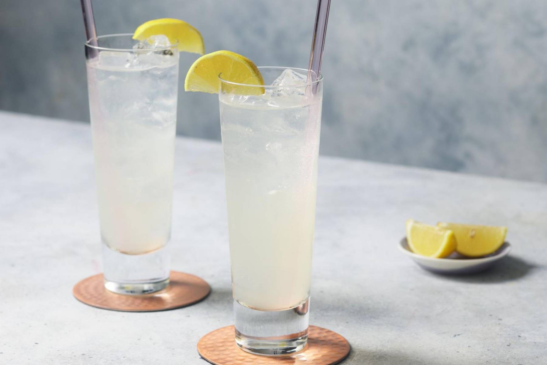 <b>Tom Collins: </b>Es un cóctel clásico que sigue siendo un favorito entre los combinados frescos y refrescantes. Con ginebra, zumo de limón recién exprimido, azúcar muy fino y soda, es una bebida perfecta para cualquier ocasión. Ha sido tan popular que ha aparecido en películas y series, como cuando Ben Stiller y Robert de Niro compran los ingredientes en <i>Los Padres de Ella</i> o cuando Sally Beth Draper prepara uno para Don Draper en <i>Mad Men</i>. Para prepararlo, mezcla 50 ml de ginebra, 25 ml de zumo de limón, 15 ml de azúcar fino y llena el vaso con soda. Agrega hielo, revuelve bien y decora con una rodaja de limón.