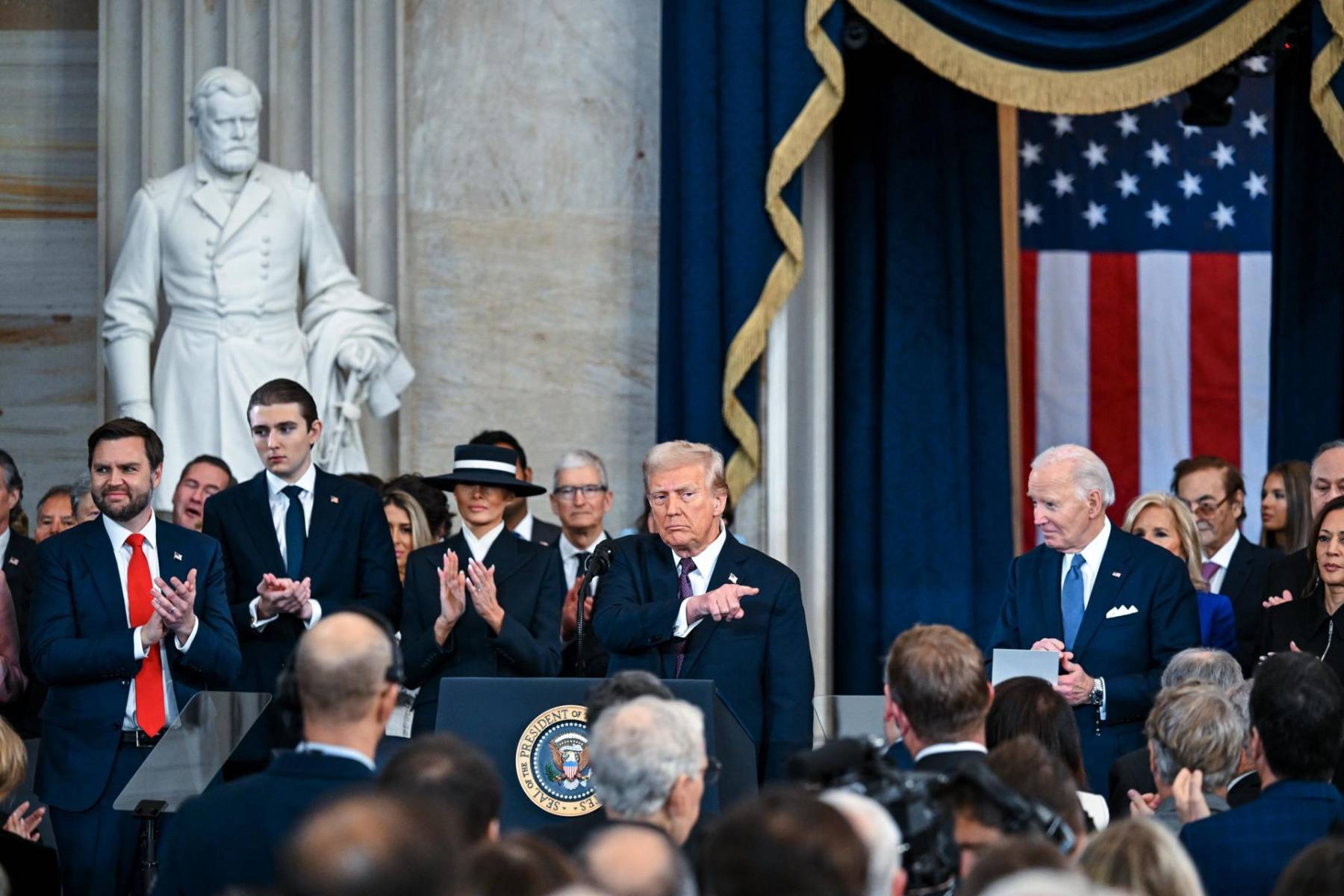 El presidente Donald Trump después de su juramentación, acompañado de su esposa Melania, su hijo Barron, el vice presidente JD Vance y el ex presidente Joe Biden 