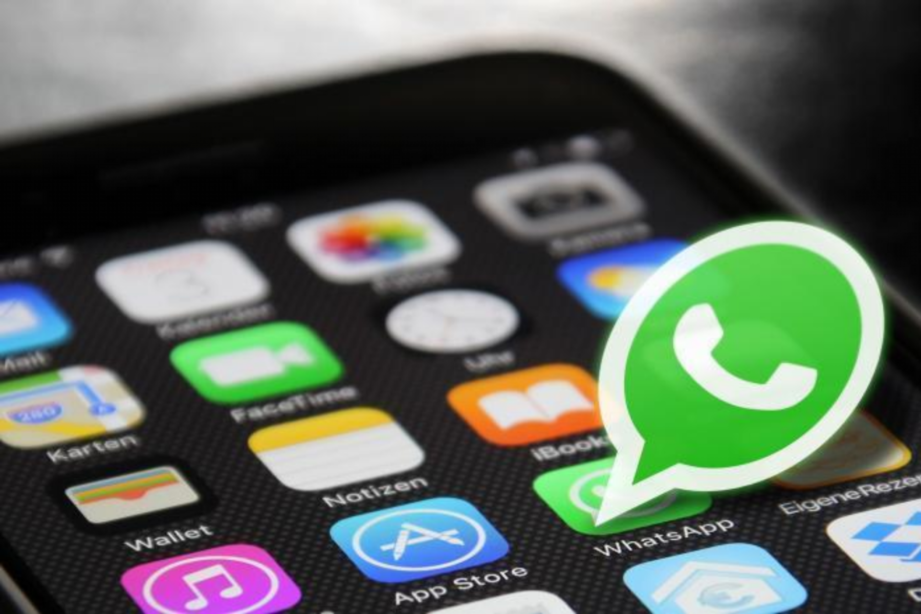 <b>Bromas en línea</b>Con la llegada de internet, el Día de las Bromas ha adquirido una dimensión digital. Las empresas suelen lanzar productos y servicios falsos, y las redes sociales se llenan de noticias falsas y bromas virtuales.
