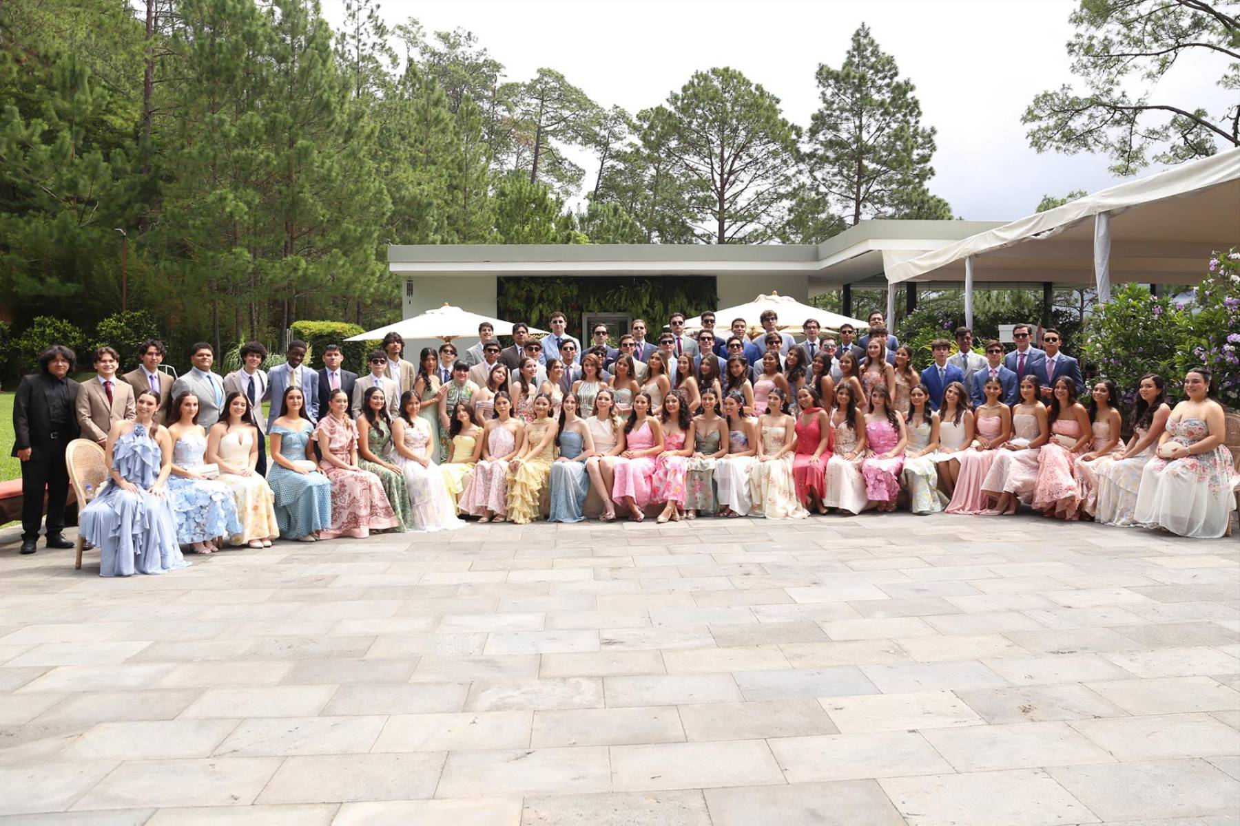 La generación 2027 de la Escuela Americana de Tegucigalpa se reunió para celebrar su esperado Senior Breakfast, un encuentro que marca el inicio de la cuenta regresiva hacia la graduación. Entre sonrisas, anécdotas y momentos especiales, los estudiantes compartieron una mañana para celebrar los recuerdos construidos y las nuevas experiencias que les esperan en esta última etapa escolar.