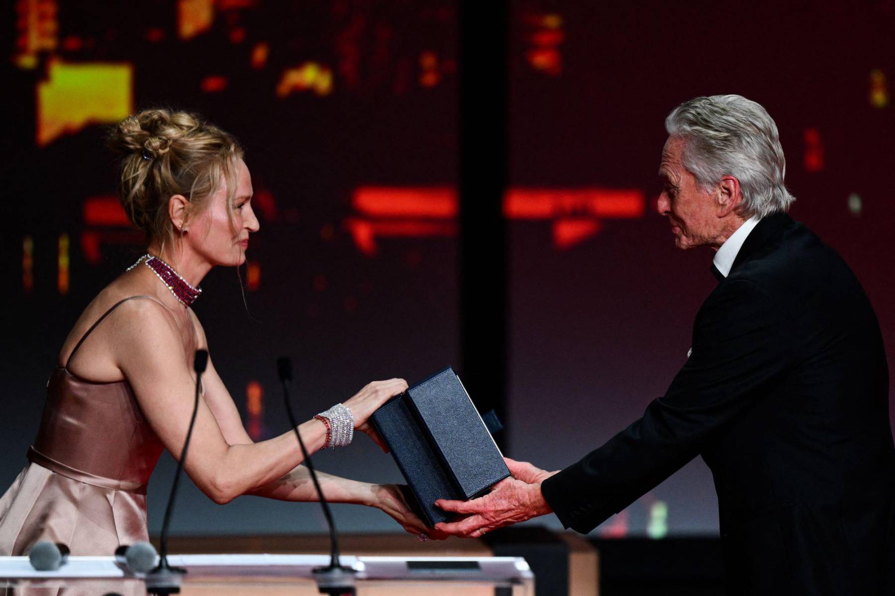 Uma Thurman entrega a Douglas La<b> Palma de Oro</b> honorífica, econsiderada como uno de los premios más prestigiosos de la industria del cine.
