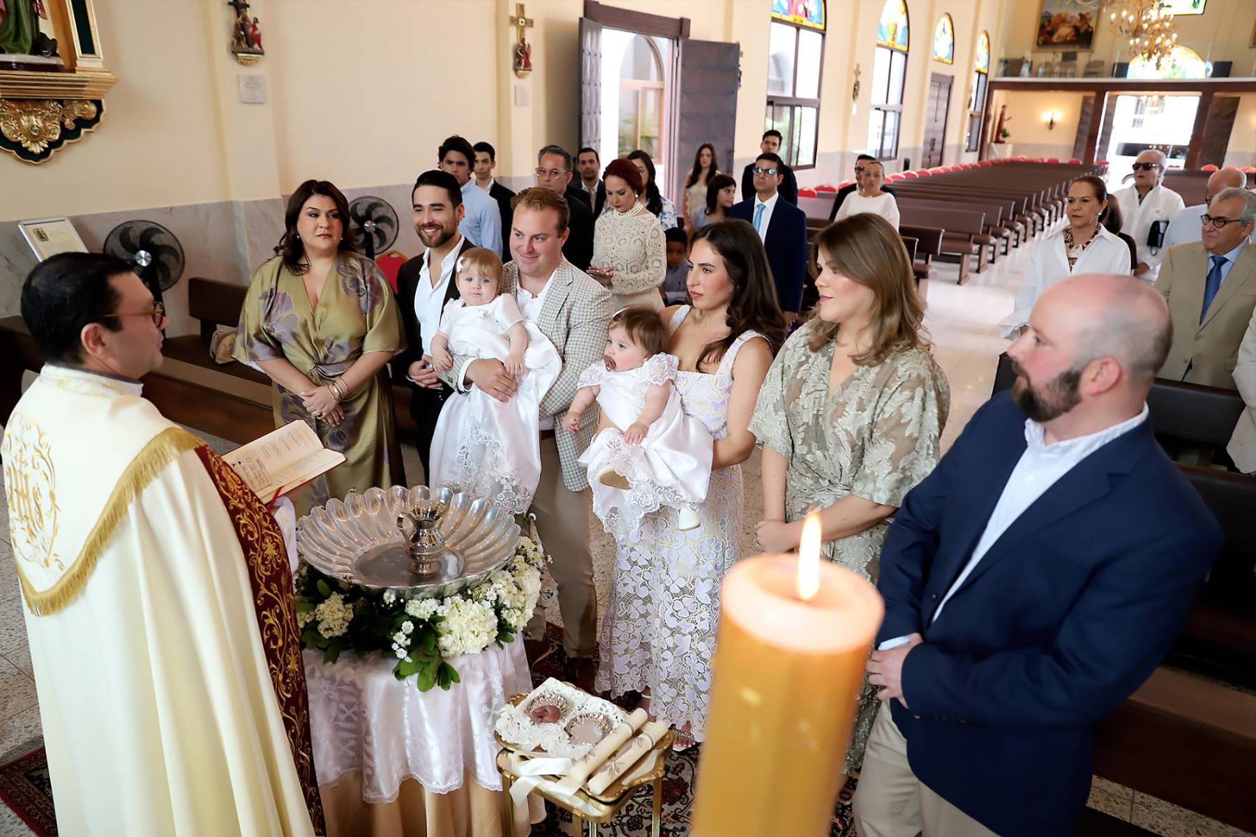 Un momento lleno de luz y amor, donde las niñas reciben el sacramento del bautismo rodeadas de sus seres queridos.