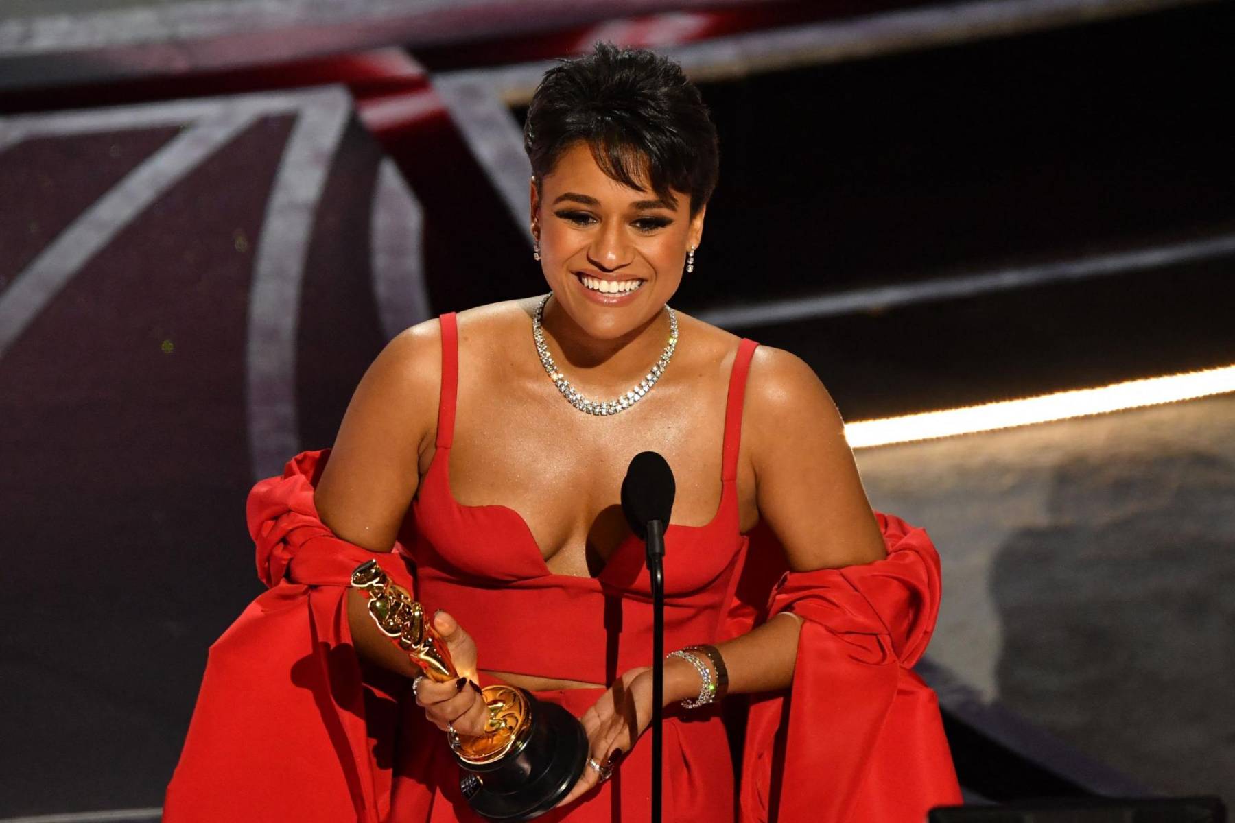 <b>Ariana DeBose</b>La actriz ganó el premio a mejor actriz de reparto por West Side Story (Disney +) en el 2021, su discurso<b> </b>estuvo lleno de agradecimientos y de empoderamiento Ariana hablo de ser una “mujer de color abiertamente queer” hay que si hay lugar para ellas. De igual manera, comentó sobre sus primeros pasos en la industria del cine “Imaginaos a una niña en el asiento trasero de un Ford Focus blanco, miradla a los ojos. Estáis viendo a una mujer de color abiertamente queer, una afrolatina, que encontró su fuerza a través del arte. Y eso es, creo, lo que estamos celebrando hoy aquí”.