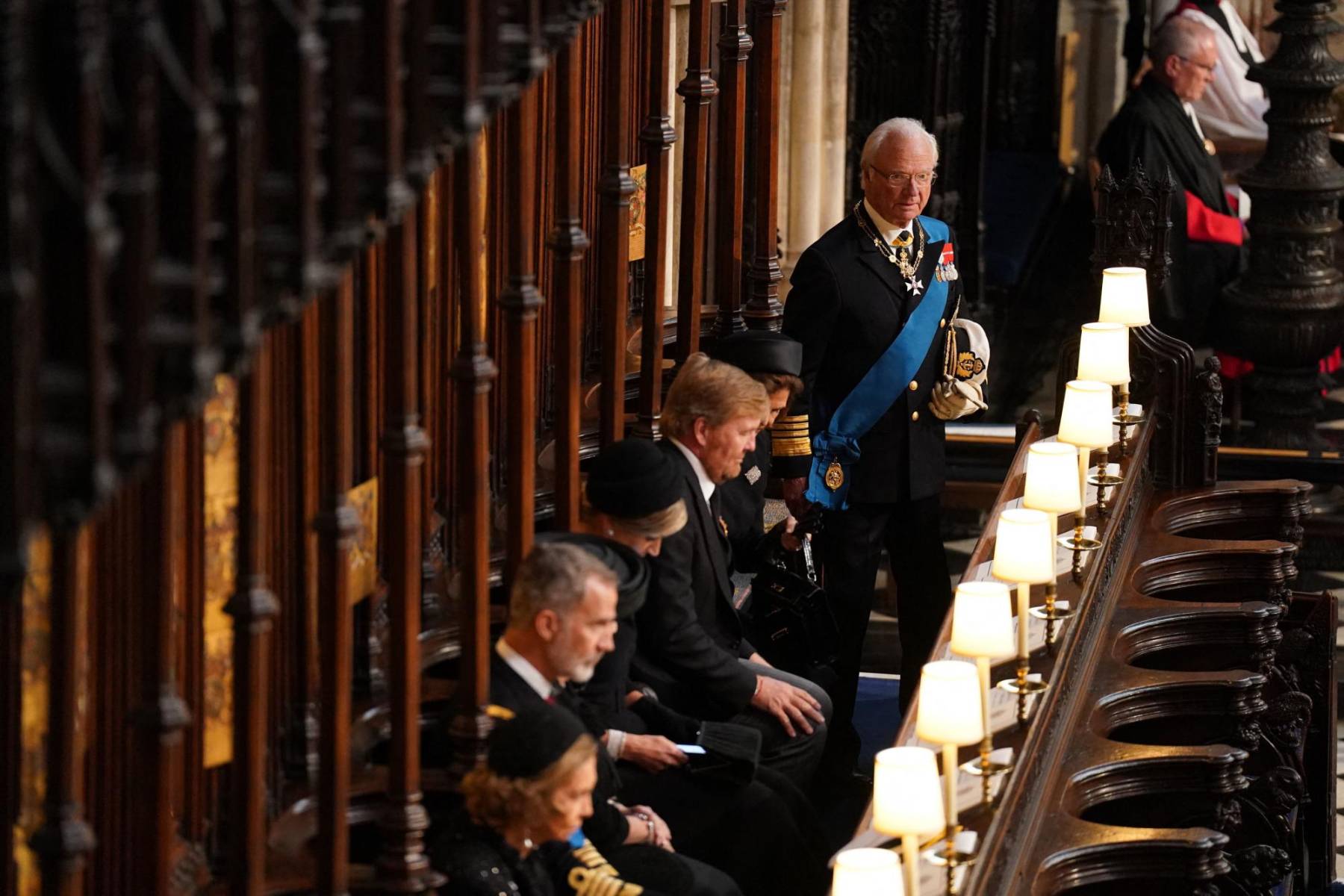 El rey Carl Gustaf de Suecia a su llegada a la capilla de St George, donde fue ubicado junto a otros monarcas (Photo by Joe Giddens / POOL / AFP)