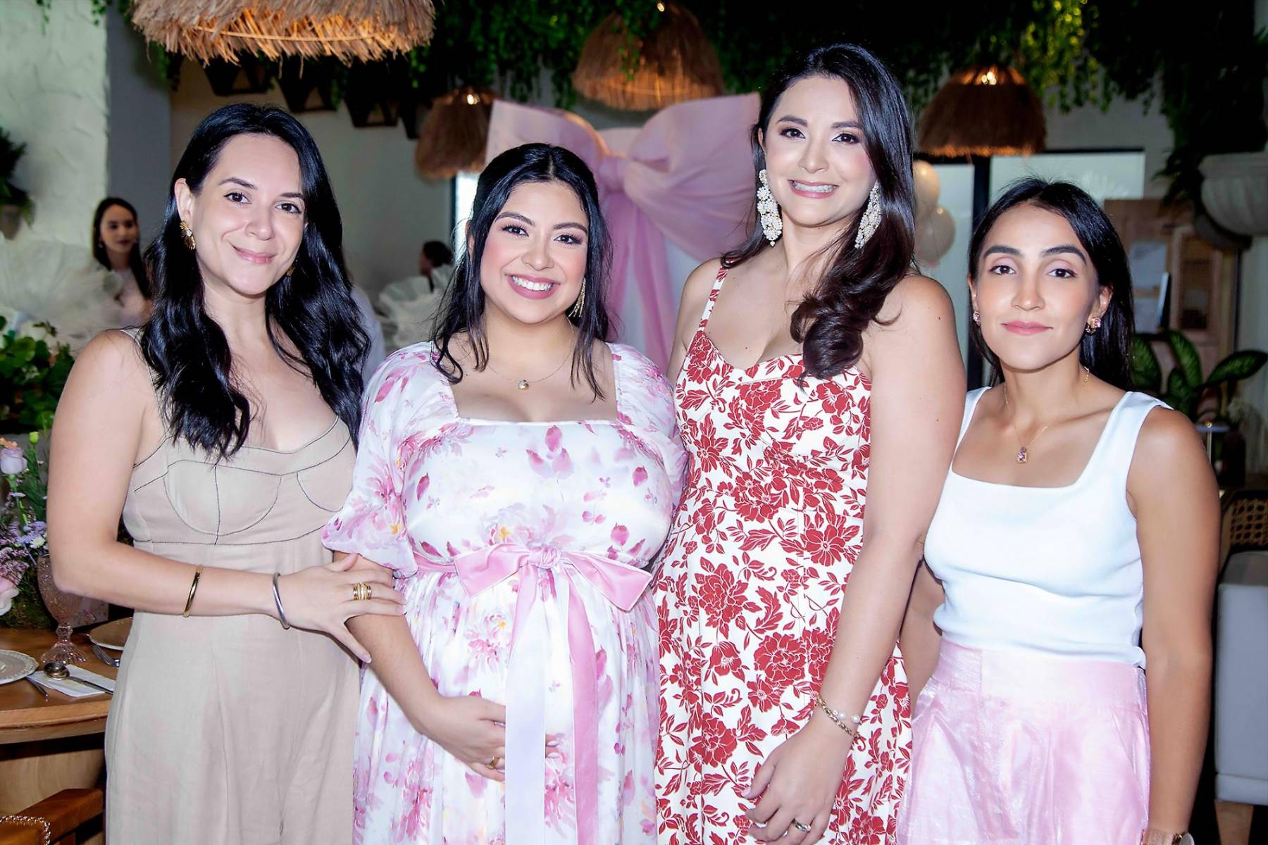 Mónica de Ramírez, Jackeline de Valdés, Claudia de Rodríguez y Audrey de Batres.