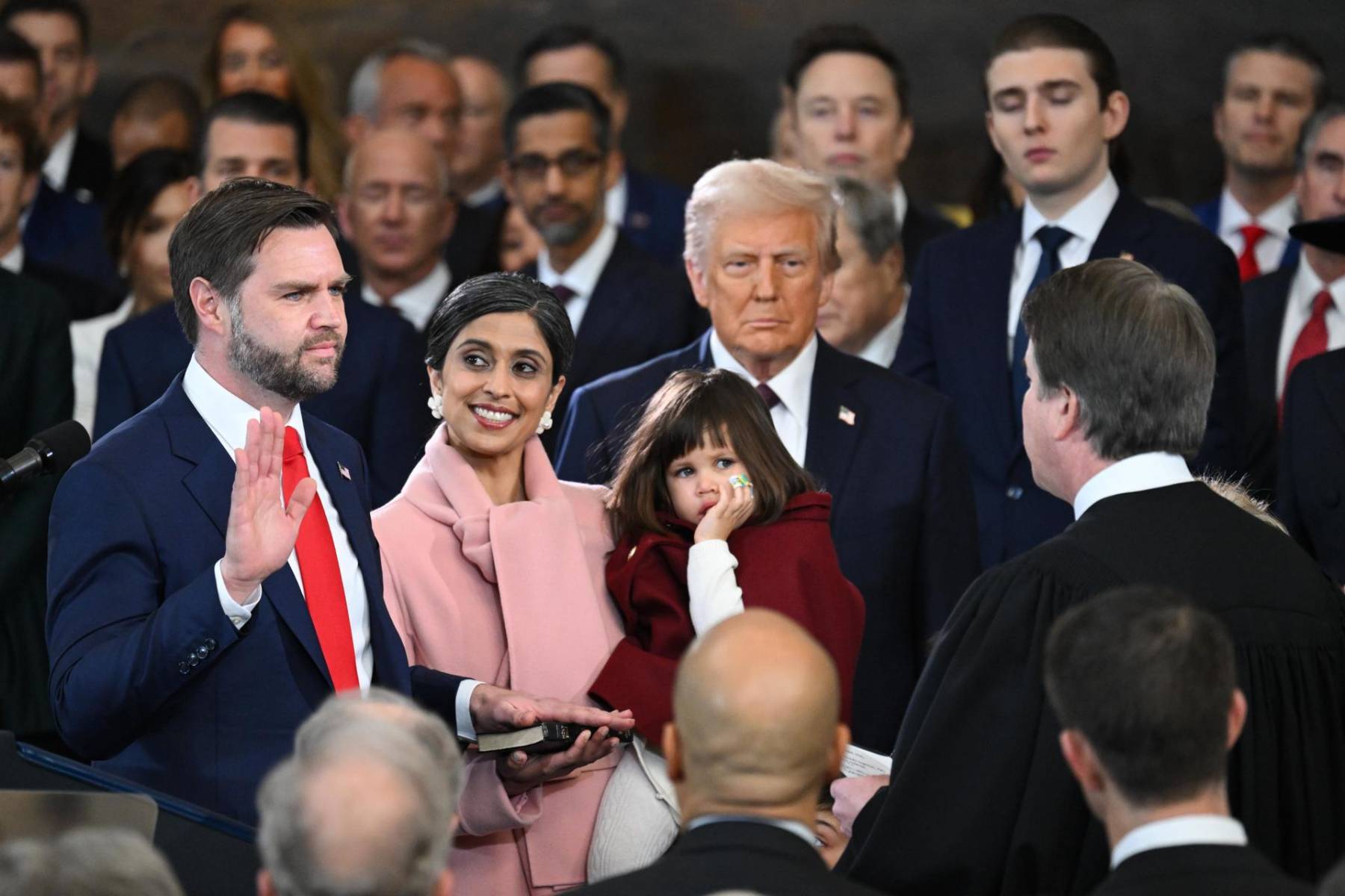 James David Vance jura en la Casa Blanca su cargo como nuevo vicepresidente de los Estados Unidos, en presencia de su família.