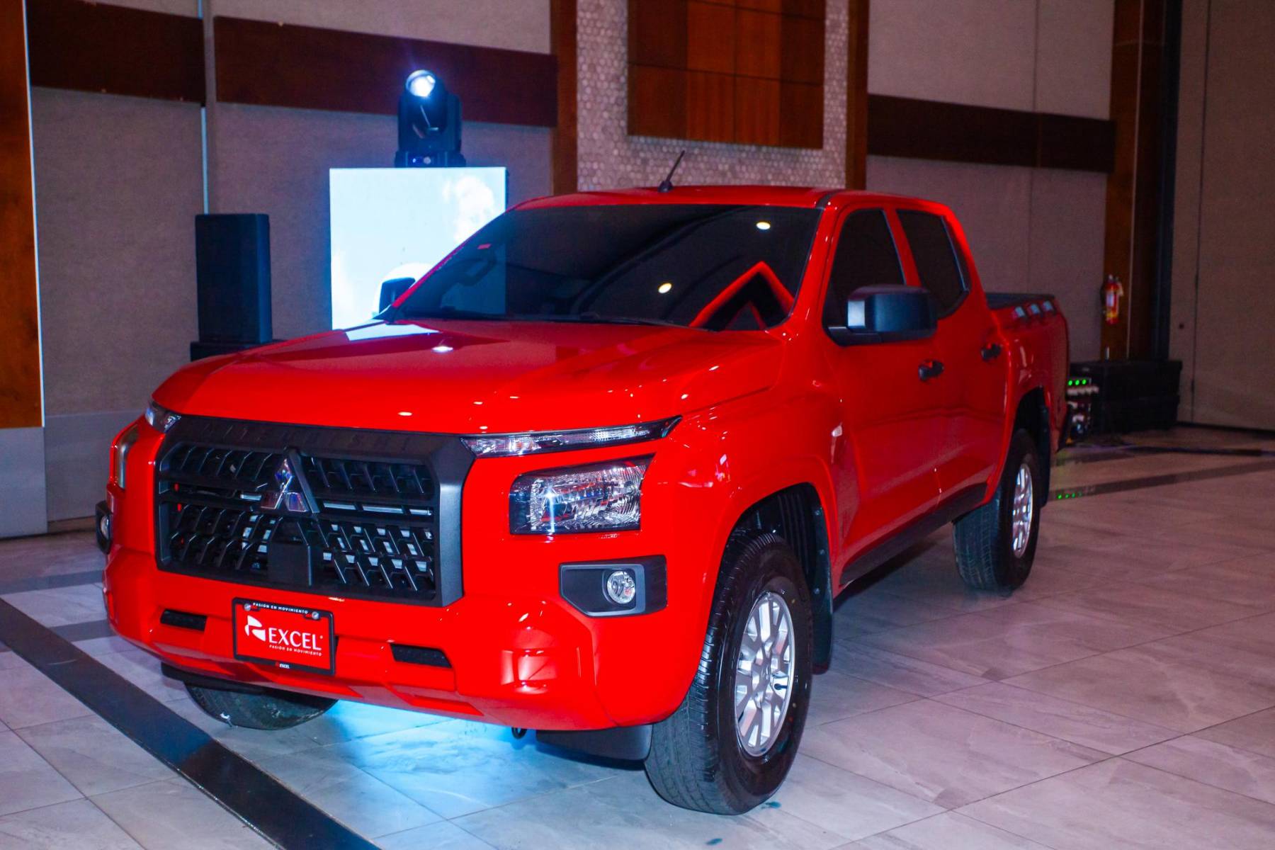 Excel, junto a su marca Mitsubishi, anunció con orgullo que la totalmente nueva Mitsubishi L200 ha obtenido la calificación de cinco estrellas en seguridad por Latin NCAP. El evento para dar a conocer este reconocimiento se llevó a cabo en el salón IV del Copantl Convention Center, y al cóctel asistieron medios de comunicación, clientes y ejecutivos de la marca. Este reconocimiento posiciona a la L200 como el primer pick-up en alcanzar este nivel de seguridad en el mercado, reafirmando el compromiso de Mitsubishi con la innovación y la protección de sus usuarios.