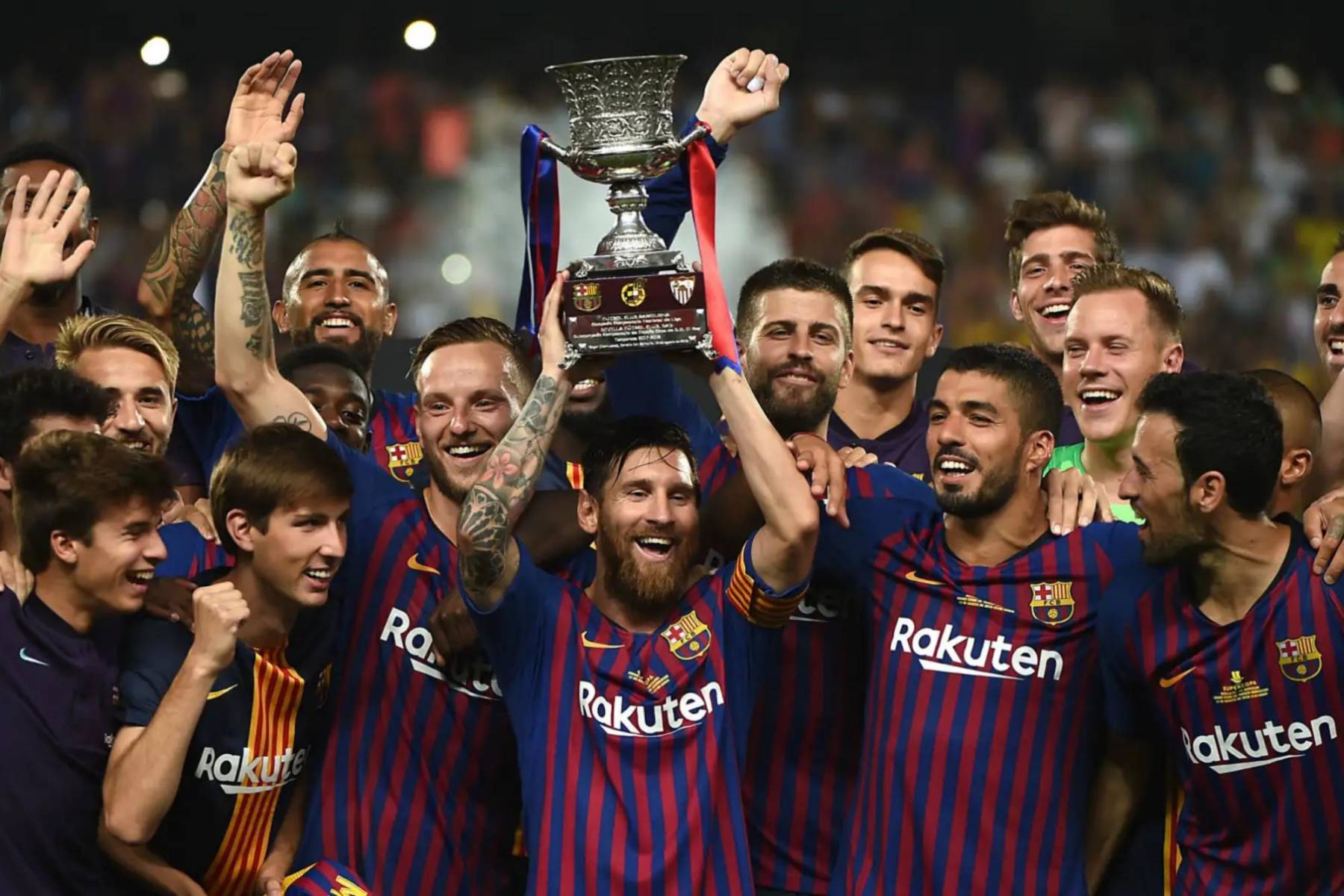 9. Antes de debutar con Argentina, la selección española intentó ficharlo para sus equipos juveniles. Sin embargo, Messi rechazó la oferta porque siempre soñó con representar a su país natal.