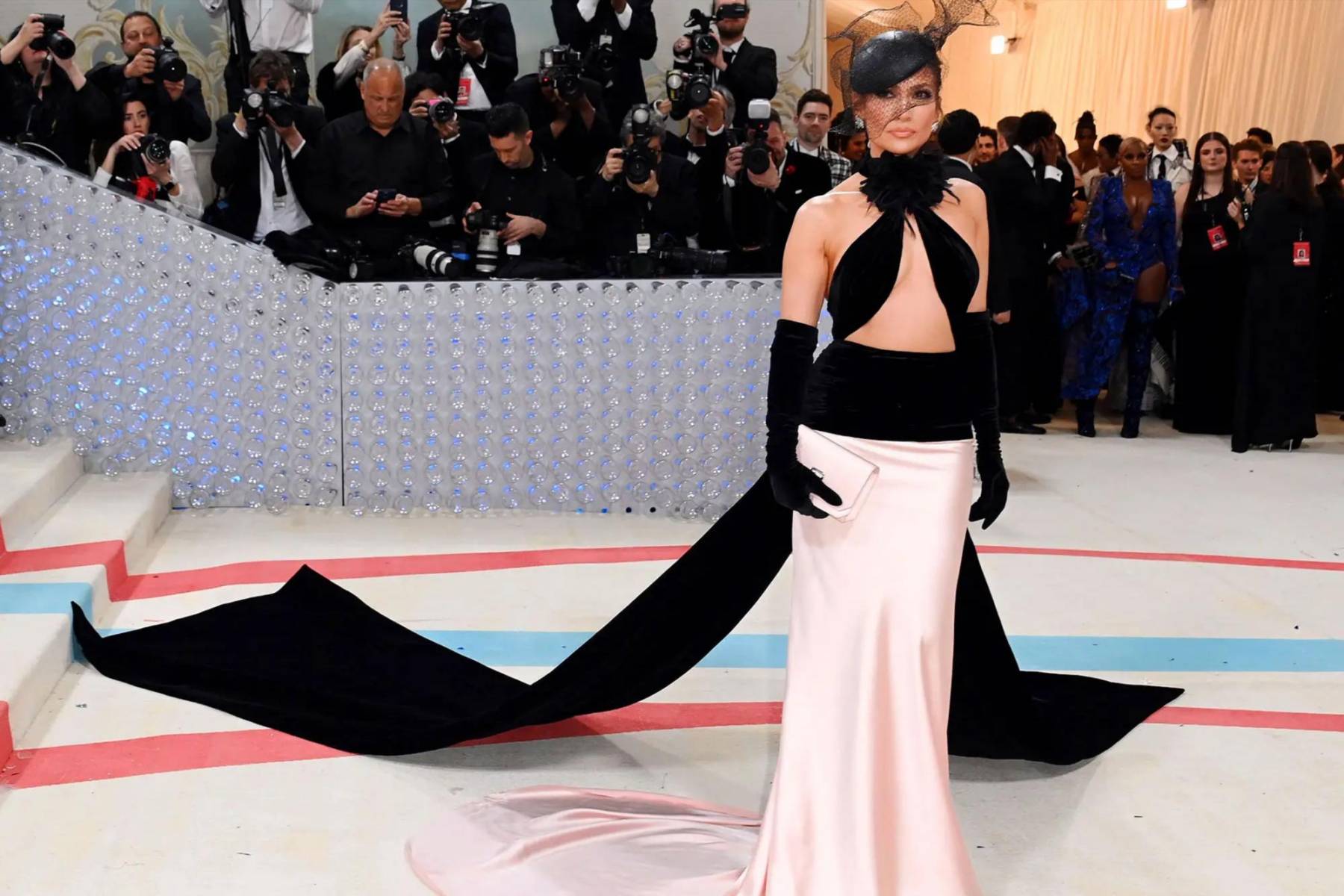 Jennifer Lopez.Una leyenda viva del glamour. J.Lo camina la alfombra como si fuera una pasarela exclusiva. Su estilo mezcla lo clásico con lo atrevido, y cada año demuestra que la sensualidad no tiene fecha de caducidad. 
