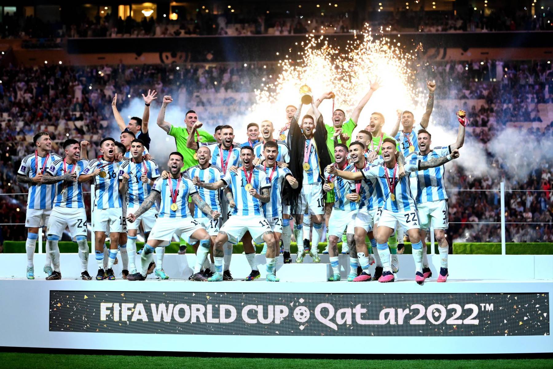 <b>Argentina gana el Mundial de Fútbol de Catar</b>¡Un sueño hecho realidad! Después de un partido lleno de tensión, Argentina se coronó como el campeón del Mundial de Catar 2022. 