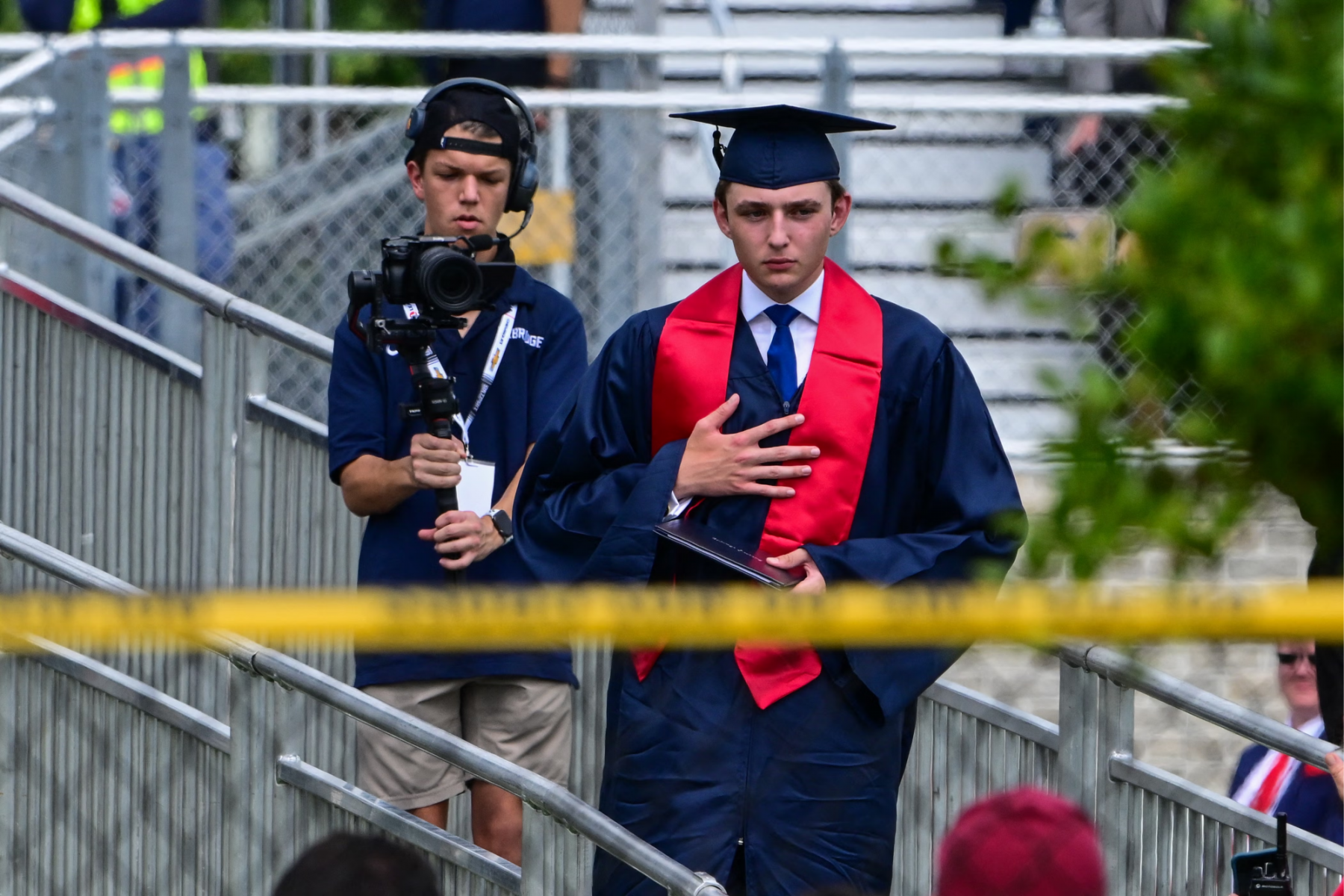 Barron Trump estudió en Oxbridge Academy, una escuela privada en West Palm Beach, Florida, conocida por su enfoque académico riguroso y actividades extracurriculares de alto nivel. En otoño de 2024, inició sus estudios en la Escuela de Negocios Stern de la Universidad de Nueva York (NYU).