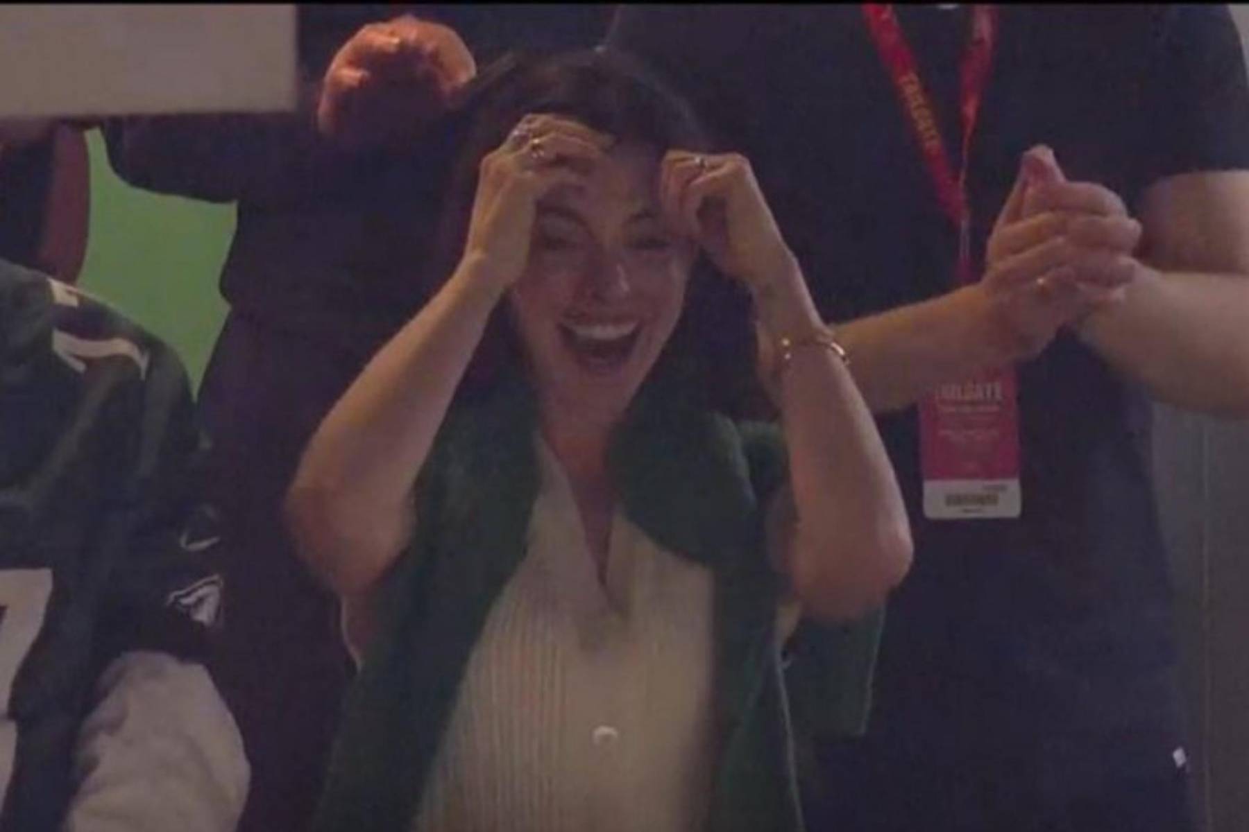 <b>Anne Hathaway</b>: La actriz ganadora del Óscar fue captada en las gradas del estadio, disfrutando del emocionante encuentro.