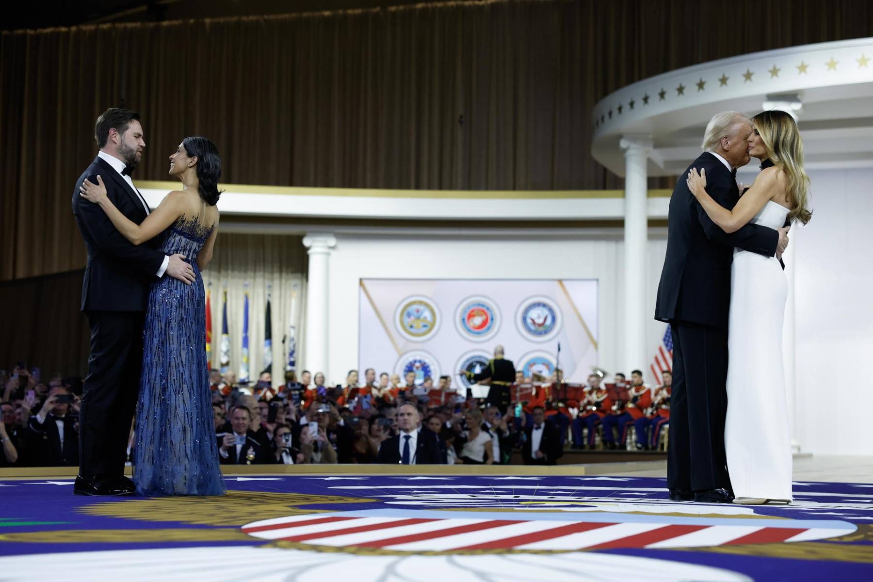 Donald Trump y Melania Trump bailan en el Commander-in-Chief Ball acompañados del vice presidente JD Vance y su esposa Usha Vance 