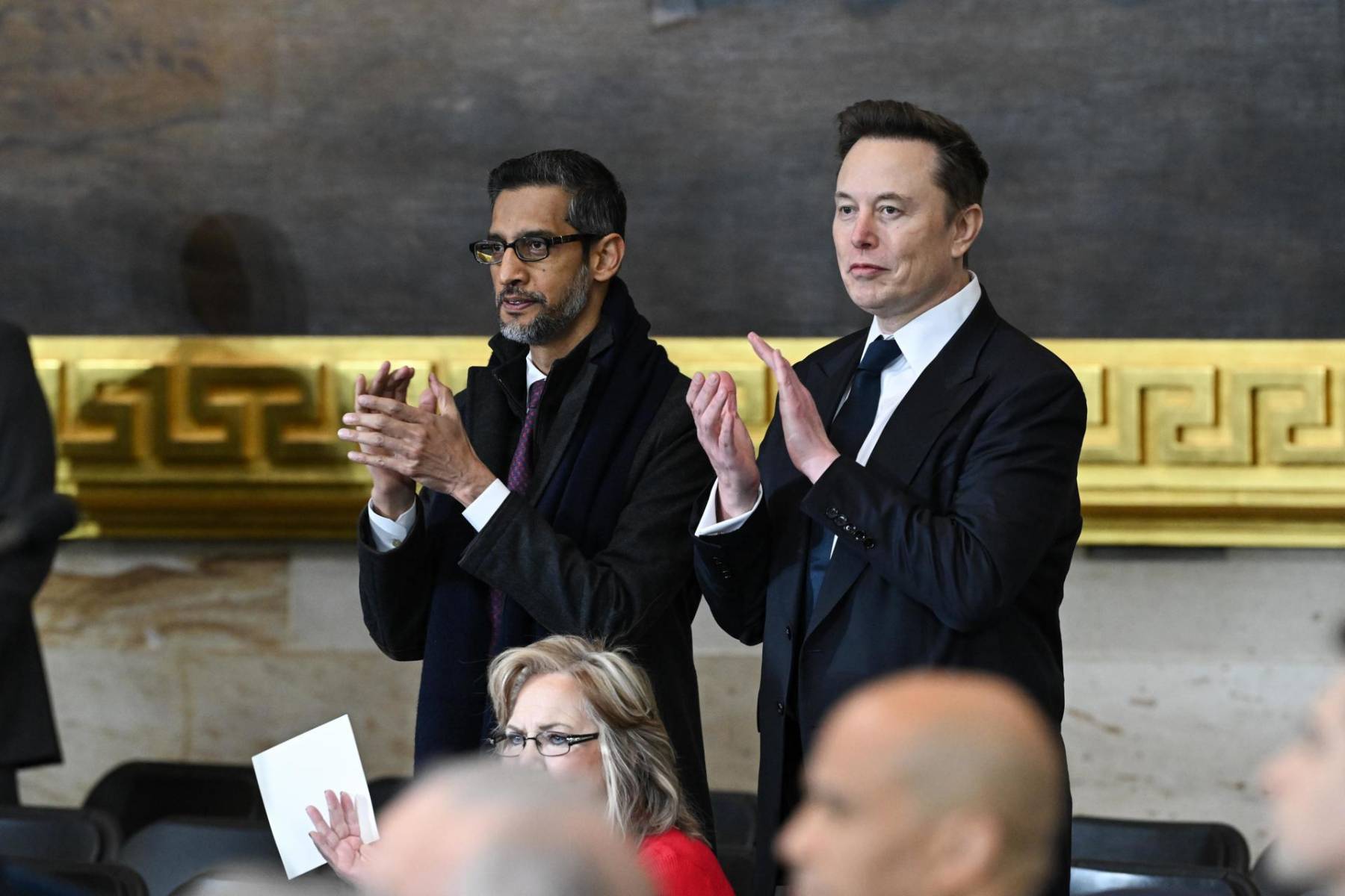 El CEO de Google, Sundar Pichai con el CEO de Tesla and SpaceX CEO, Elon Musk 