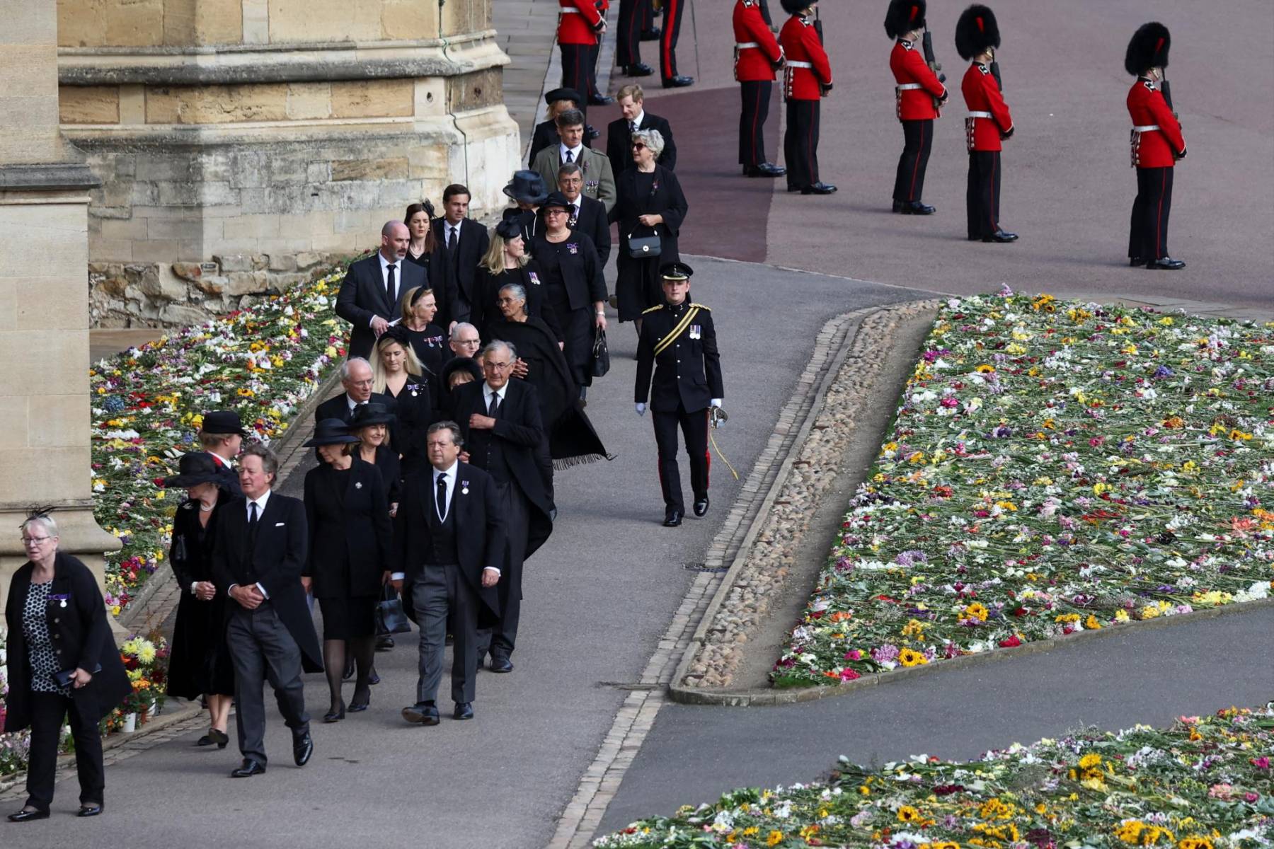 Los invitados desfilan hacia la capilla St. George donde brindaron el último adiós a la reina Isabel II (Photo by HENRY NICHOLLS / POOL / AFP)
