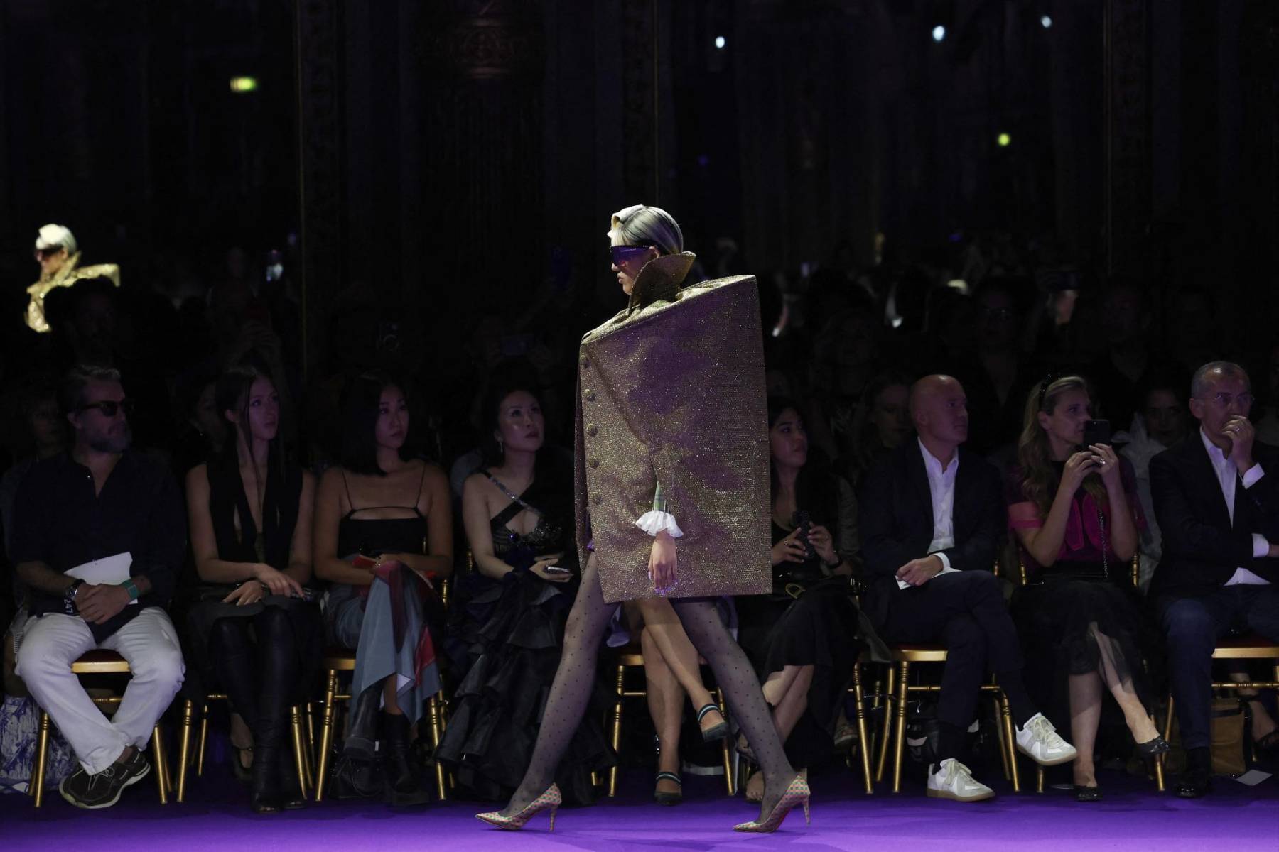 Como si de una clase de geometría se tratara, Viktor&amp;Rolf impuso en cada uno de sus diseños formas circulares o cuadradas de una manera ingeniosa y atrevida